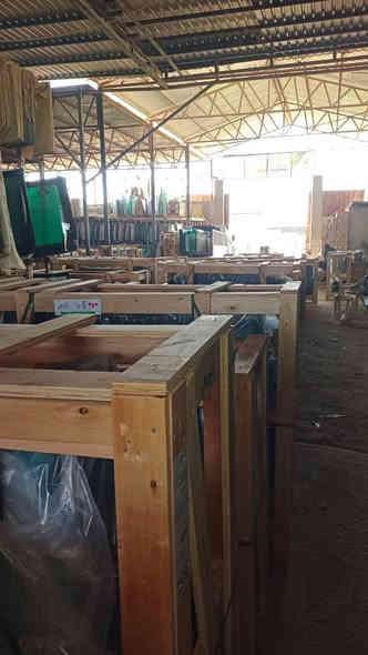 يتوفر خدمة موقعية مجاناً لجميع انواع زجاج السيارات سيليكون اصلي مقاوم للماء زجاج امامي + زجاج خلفي + زجاج ابواب جميع انواع الزجاج اتصل ونجيك الباب بيتك عرض لفتره محدوده للزجاج الامامي جميع انواع السيارات 75 الف + البيجو السمند السايبا 60 الف فقط *********** العنوان النجف الاشرف
