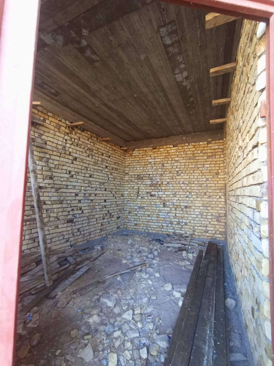 مشتمل هيكل مسقف بالسفحة الثانية بناء جديد قرب شارع امحمد الوائلي ابصف شارع ٢٠ قرب الخدمات طابو صرف تحويل ثاني يوم  السعر على الخاص للاستفسار والاتصال *********** اتصل ودلل موجودة بس اتصال
