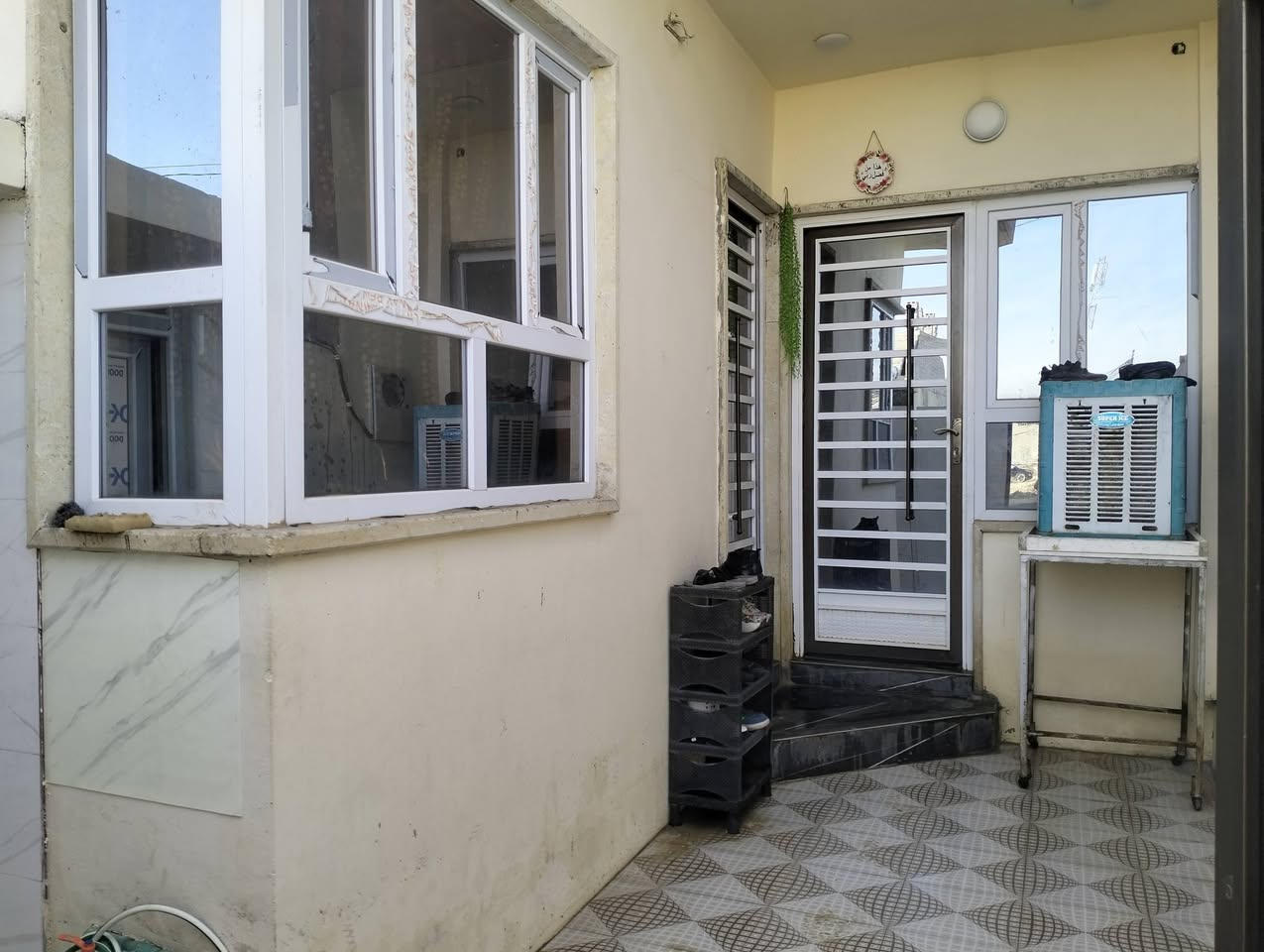 (( مكتب النعيمي لتجاره العقارات السكنية والتجاريه ))
يوجد لدينا دار سكني للبيع المساحه 100م طابق ونصف الواجهه (5 × 20) بناء حديث سيراميك وبرسلين غرفتين نوم واستقبال وهول داخلي ومطبخ وصحيات وصحيات خارجيه العنوان موصل التعليم غرفه تجاره قريب على جمعيه النور وقريب على التبليط واتجاه شروق السعر 73 مليون بيع سريع الاتصال او الاستفسار اتصل على الارقام 
 ***********
***********
