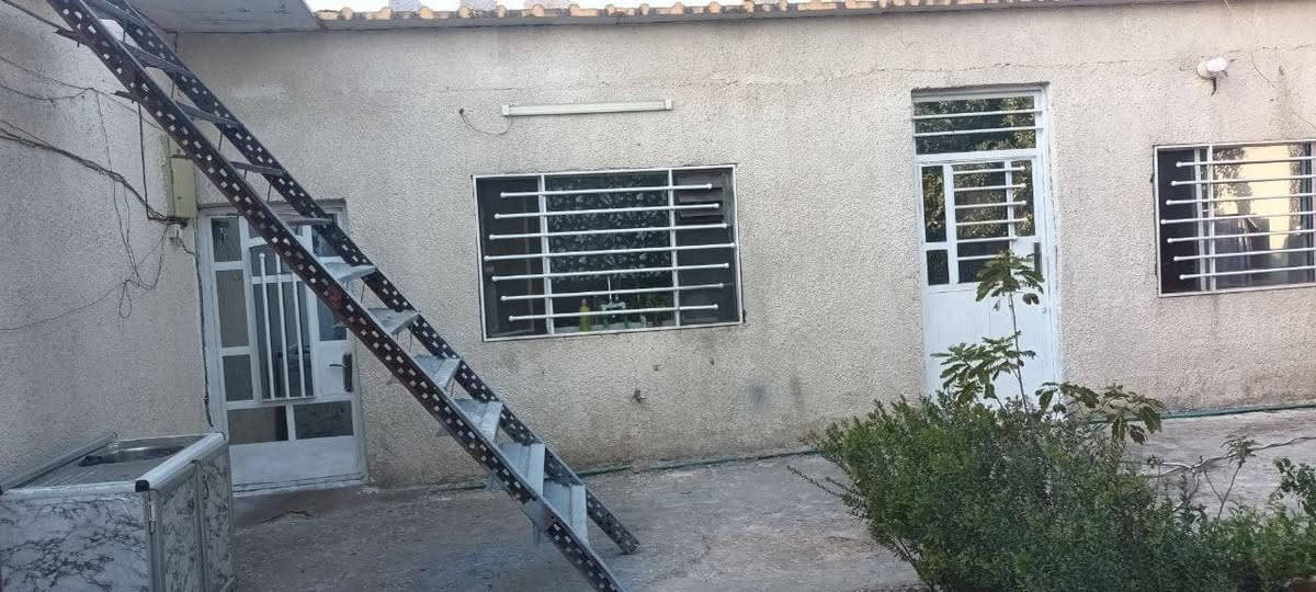 للبيع بيت تجاوز في الكرخ منطقه حي التراث 250 متر  كامل خدمات غرفتين ومطبخ وهول وحمام داخلي وحمام خارجي ومخزن ومساحه خلف البيت قابله للبناء ومي وكهرباء السعر 41 مليون مع الاثاث وبي مجال لل استفسار ***********
