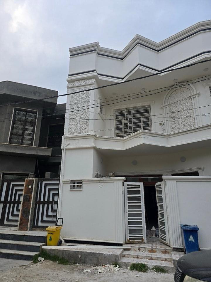 دار سكن بناء حديث للبيع 
حي العروبه الثانيه خلف جامع العروبه 
الدار غير مسكون 
_____________________________
المساحه / 150 متر 
الواجهه / 9.5 متر 
____________________________
الطابق الارضي / غرفتين نوم / صاله/استقبال/ مطبخ/ مجموعتين صحيه/ طارمه 

الطابق الأول/ غرفتين نوم/ صاله/ مطبخ/ مجموعه صحيه / سطح 
_____________________________
للأستفســار/ مراجعـــــة مكتـــب النخبه للعقار والمقاولات العامه الكائــن حي العروبه شارع المتحف مقابل ايسي كريم الإيطالي او الاتصال على الأرقام التاليه 
***********
***********
