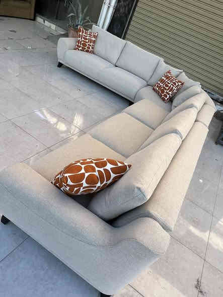 كورنر تركي مودرن New 🇹🇷
ماركة  (الفيمو ALFEMO ) 
يتكون من 8 مقاعد 
ميزة سرير 🛌 
 والجلوس سبرنك و مريح وسوفت 
القياس 380  في 300 وتكدر عكس الاتجاه ايضا
السعر  625$  
للاستفسار واتساب ***********
عنوان مجمع شارى ئاندازيان مقابيل فلوريا ستي 
يوجود توصيل جميع محافضات العراق 🚚
