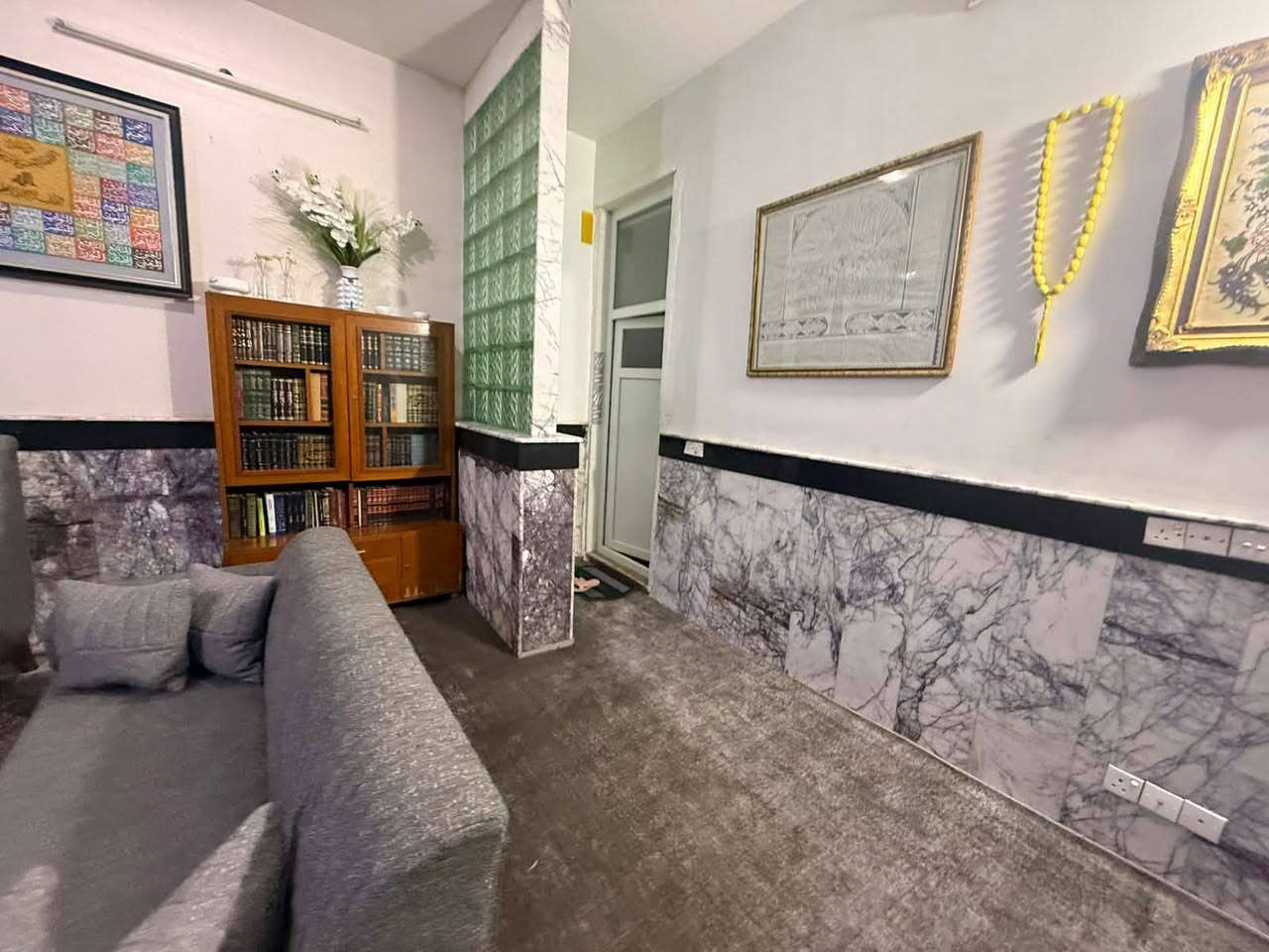 بيت 200 م ركن
طابقين ونصف
على نهر الهنيدية مباشر
خامس بيت عن شارع حمزة الصغير بسايد مطعم عز الدين اليمني.موقعة جدا حلو
الطابق الارضي يتكون من
مدخلين
مطبخين حار وبارد
منورين 
مجموعتين صحية
غرفة نوم
صالة كبيرة
استقبال
الطابق الثاني يتكون من سويتين كبيرين
وغرفة نوم للاطفال 
الطابق الثالث يتكون من غرفة كبيرة تستخدم كمخزن 
بيتونة
وسطح
السعر 825 مليون
يصلح حسينية،روضة 
مجمع طبي،يقع بالقرب من كل شي
مستشفى الكفيل 
شارع السناتر
الكراج الموحد
الامامين عليهم السلام
الاسكان
موقع حيوي جدا وسط المدينة ***********م
