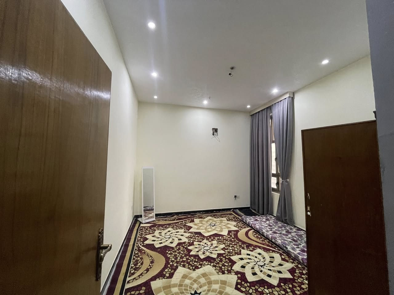 سلام عليكم بيت للبيع في منطقه زعفرانيه حي الامانه مربع ذهبي مساحه البيت 125 واجه 6وربع بناء 2024
متكون من 
طابق ارضي متكون من ستقبال وصاله مطبخ مفتوح عل صاله حمام 
طابق اول متكون من غرفتين كبار وصاله حمام 
طابق ثالث متكون من غرفه وصاله 
بيت طابو صرف سعر 250مليون 
للتواصل *********** واتساب فقط
