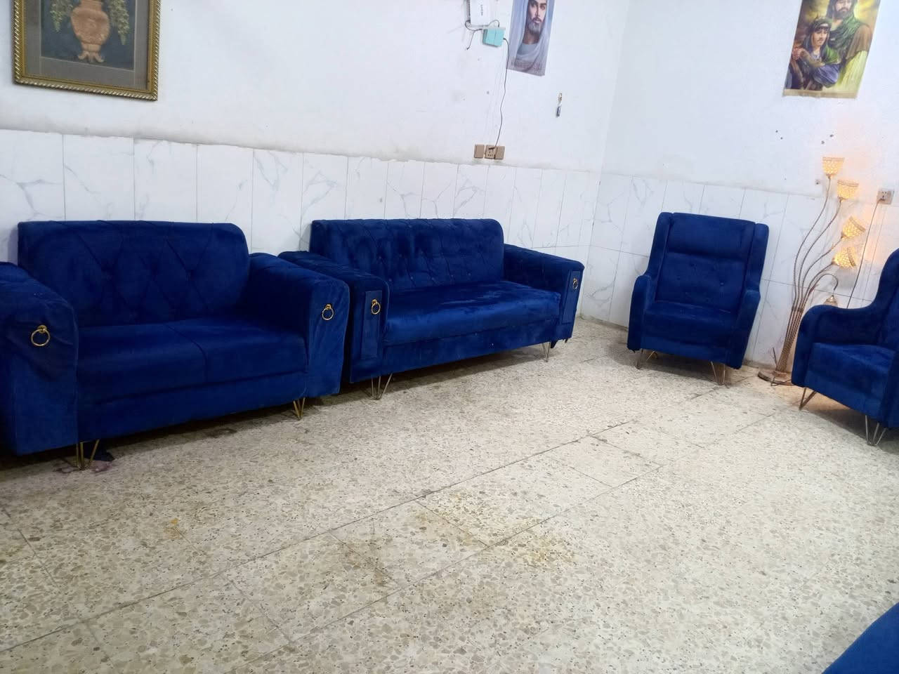 تخم نظيف جدا 12مقعد ب300الف وبي مجال المكان الوشاش *********** يوجد توصيل بكروة يوجد واتس اب
