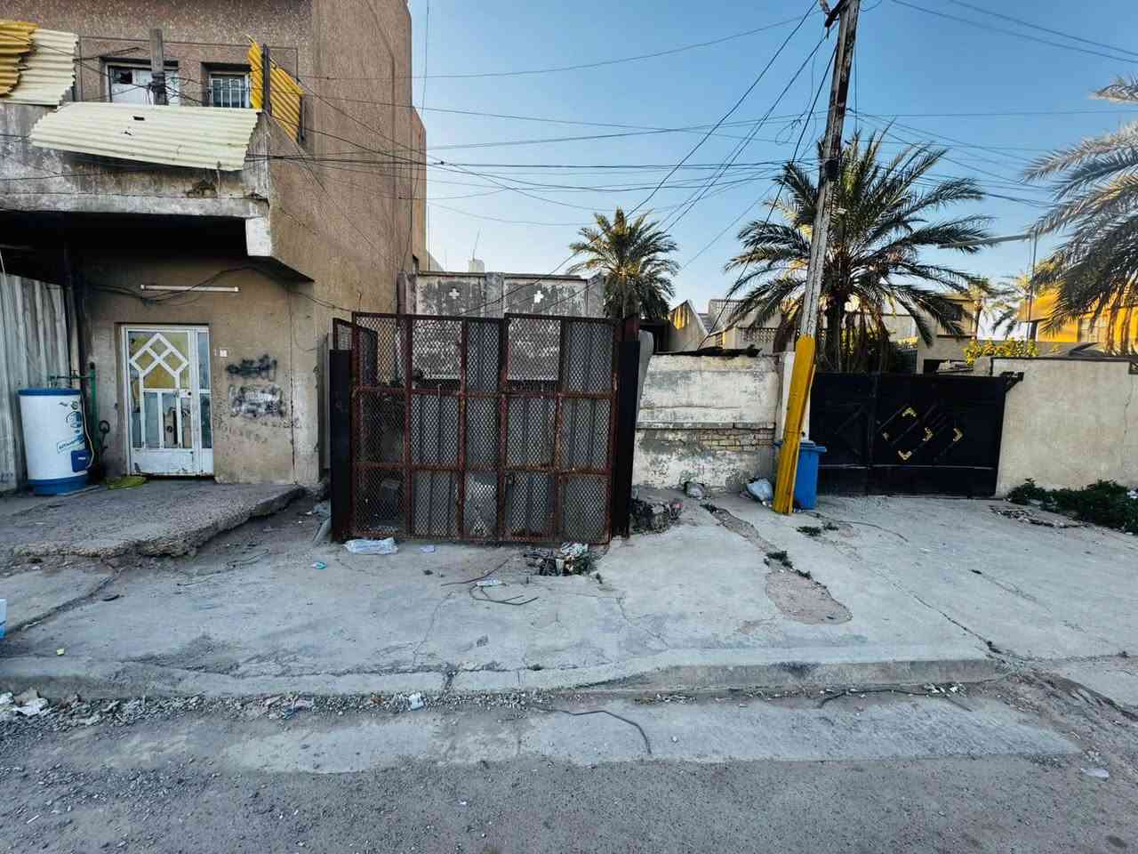السلام عليكم دار للبيع يعتبر قطعه ارض المساحه ١٩٣ الواجه ٥'٦ والنزال ٣٠ في بغداد الزعفرانيه منطقه الرشيد ال٦٠٠ يبعد عن الشارع العام ١٠٠ متر مقابل المنتزه سند مستقل باسمي للاستفسار الاتصال على هذه الرقم ***********او واتس اب
