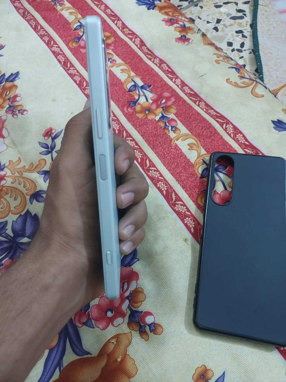 Sony Xperia 1 IV
جهاز غول مال ألعاب وتصوير، غني عن التعريف.
الأداء: معالج Snapdragon 8 Gen 1، يشغل 90 فريم بالألعاب طيارة.
الشاشة: شاشة OLED خرافية بدقة 4K وتردد 120Hz.
النظافة: الجهاز أخو الجديد، ما مفتوح ولا مصلح.
ملاحظة: بيه طبع خفيف جداً بالشاشة (شبح) ما يأثر ع الاستخدام نهائياً وما يبين بالوضع الداكن.
الموقع: بغداد / الغزالية.
(الشراي الصدگي يراسلني خاص
رقمي ***********
و اقبل مراوس حسب القناعة
