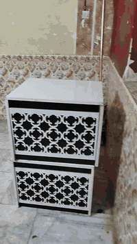 ميز مكتبي معروض للبيع يتكون من اربع قطع زائد طبلتين جديد السعر 750 قفل...