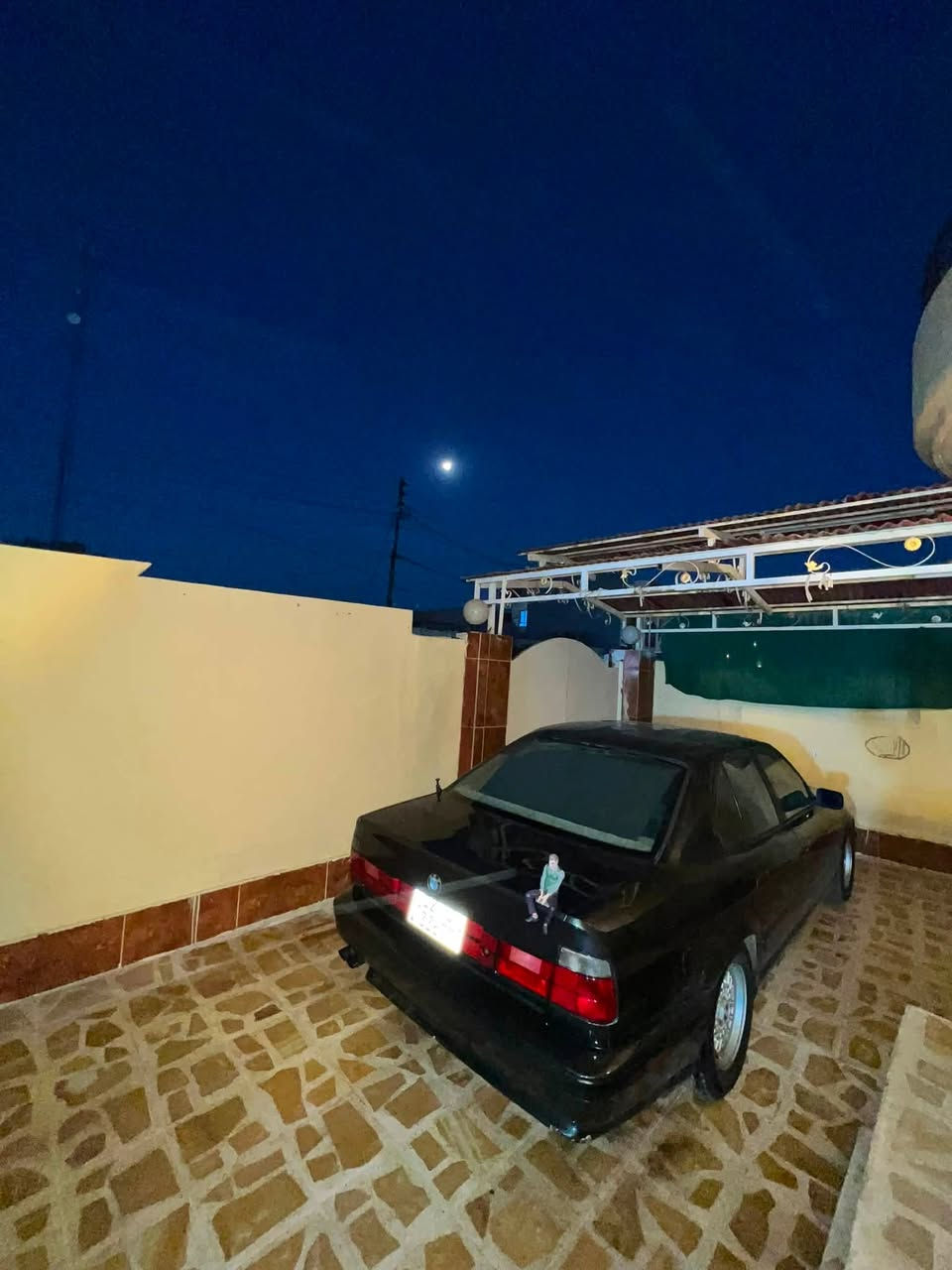للبيع 535 اصل
محرك 28 دبل فانوس 
كير عادي شرط 
تبريد تدفئه 
السياره ناصبه وحلوه 
برده خلفيه بلاد 
شاشه قلاب 
كابون بيها 
شرط التحويل 
60 بمجال بسيط 

***********
