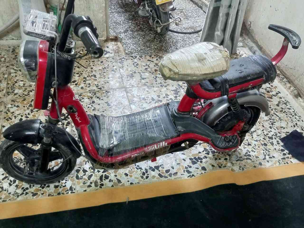 دراجه شحن للبيع مستعمله حجم14شغاله تمشي بطارياتهه كلش نضيفات صار شهرين امبدلينهن عنوان الشعب حي البساتين  مقابل المحكمه  رقم ***********  سعر 170
