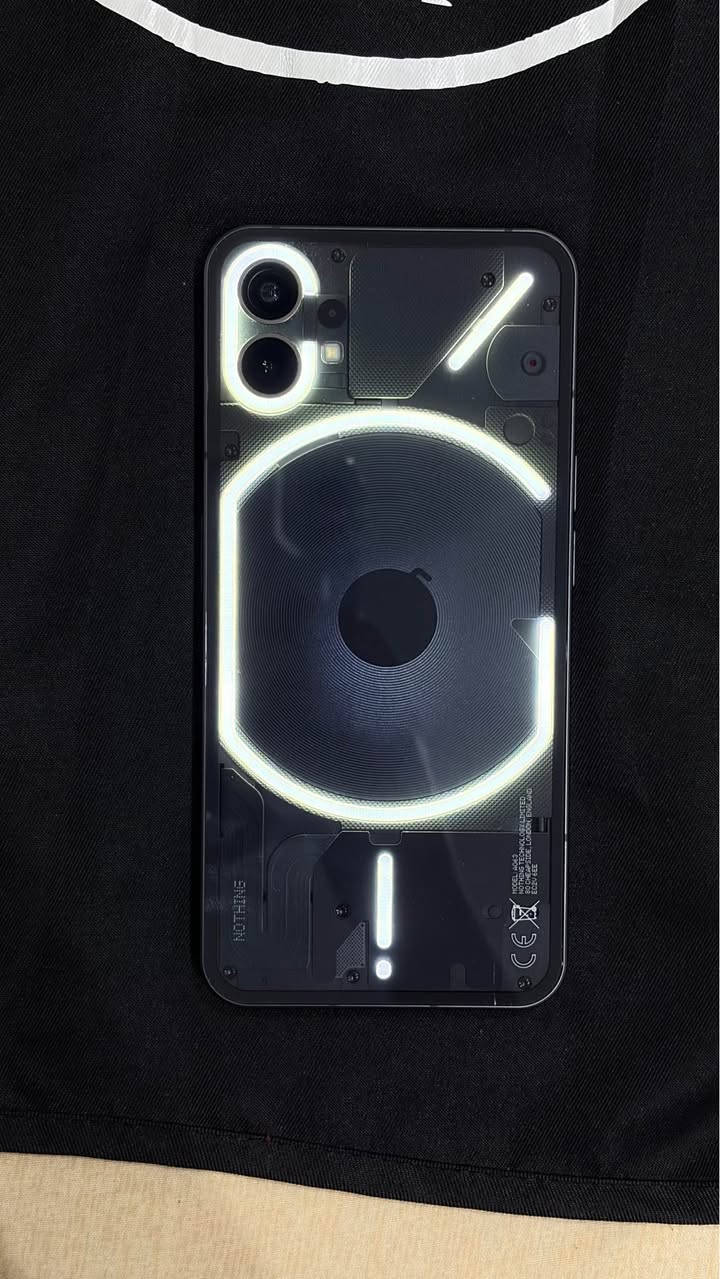 بيع مستعجل نزلت سعرة لل300 الف
هاتف نوثنك المميز مميزاتة ومواصفاتة 
المساحة 256gb 
الرام 8g+8g يعني 16 
المعالج snapdragon 7gen
البطارية 4500mah
تردد الشاشة 120hz فريم 
الكاميرات الخلفية 50mp ثنيناتهن ٥٠ ميكا بكسل 
الكاميرا الامامية 16mp ميكا بكسل 
نوع الشاشة وحجمها ٦.٥ amoled 

والشي المميز بل تليفون هوة الاضاءة الخلفية الي بل ضهر مثل ما موضح بل صورة تتفاعل مع الاتصالات والاسعارات ويمكن استخدامها بل تصوير القريب كذلك 

السعر 300 الف وبي مجال 
المكان بغداد للتواصل 
*********** بغداد, العراق
