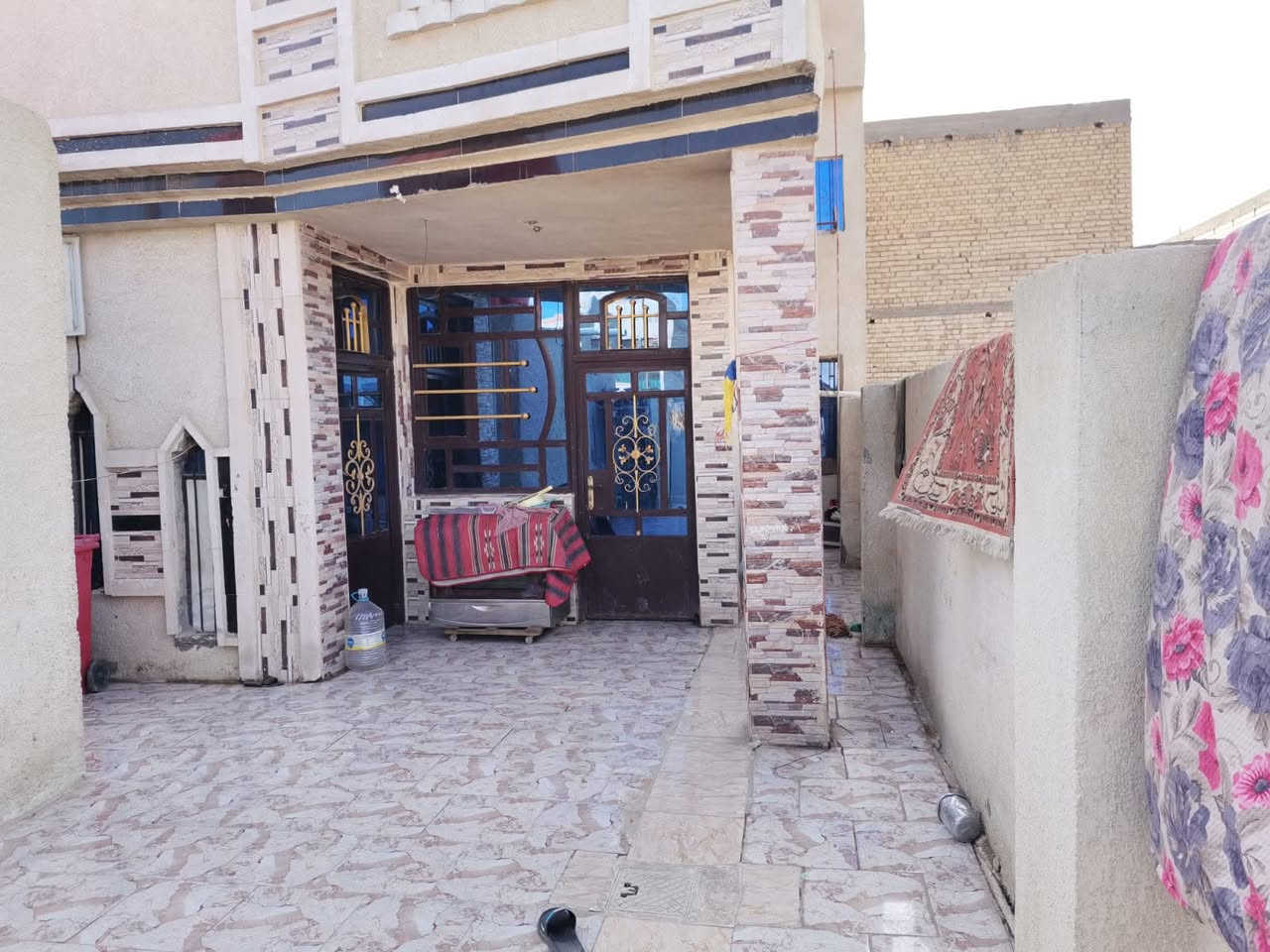 @
سلام عليكم 🌹بيت للبيع في سبع البور شارع الطيار السايدين التجاري يحتوي على 4غرف نوم+صاله كبيره +مطبخ+3صحيات+محل بابين مستأجر اسواق .للاستفسار ( *********** )
