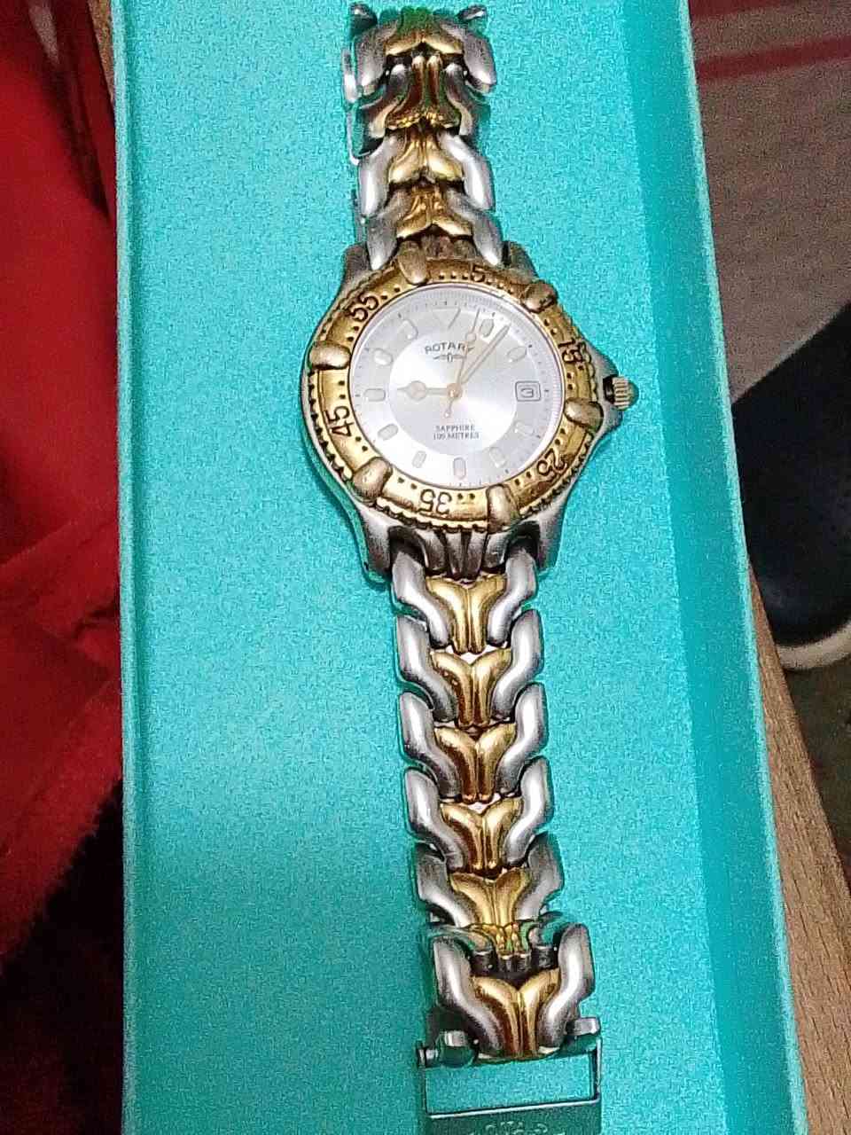 ساعة غواصين كلاسيك.. روتاري اسبين Vintage" تعود لفترة التسعينيات)..حركة كوارتز (Quartz) سويسرية تعمل بالبطارية.مقاومة الماء: حتى عمق 100 متر (10 ATM).نوع الزجاج: كريسيتال ياقوتي (Sapphire) مقاوم جداً للخدوش.التصميم: هيكل وسوار معدني ثنائي اللون (فضي وذهبي) مع إطار علوي (Bezel) يدور في اتجاه واحد ونافذة لعرض التاريخ ..للتقيم ثم البيع لاعلي سعر التسليم في المرج الجديده


**إذا كنت صاحب هذا الإعلان وتريد حذفه لأي سبب، رجاءا أرسل رسالة إلى الدعم الفني**
