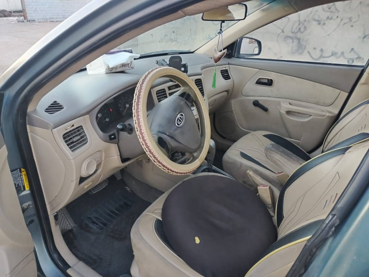 السلام عليكم كيا ريو 2007 وراد امريكي المحرك 1600سياره ناعمه وحلوه الكير خير من الله الكهربائيات كله شغاله السياره على وضع الشركه دواخله تخبل نقص بيه كمبريسر التبريد ولاستيك ولف ترايك للبصره بيه جراد وبالحقيقه السياره احلى من الصور نصبته حلوه السعر 66 وبيه مجال وشرط التحويل رجائاً المو شراي لايكسر بحلال العالم مكان السياره بغداد تقاطع النهروان رقم الهاتف ***********
