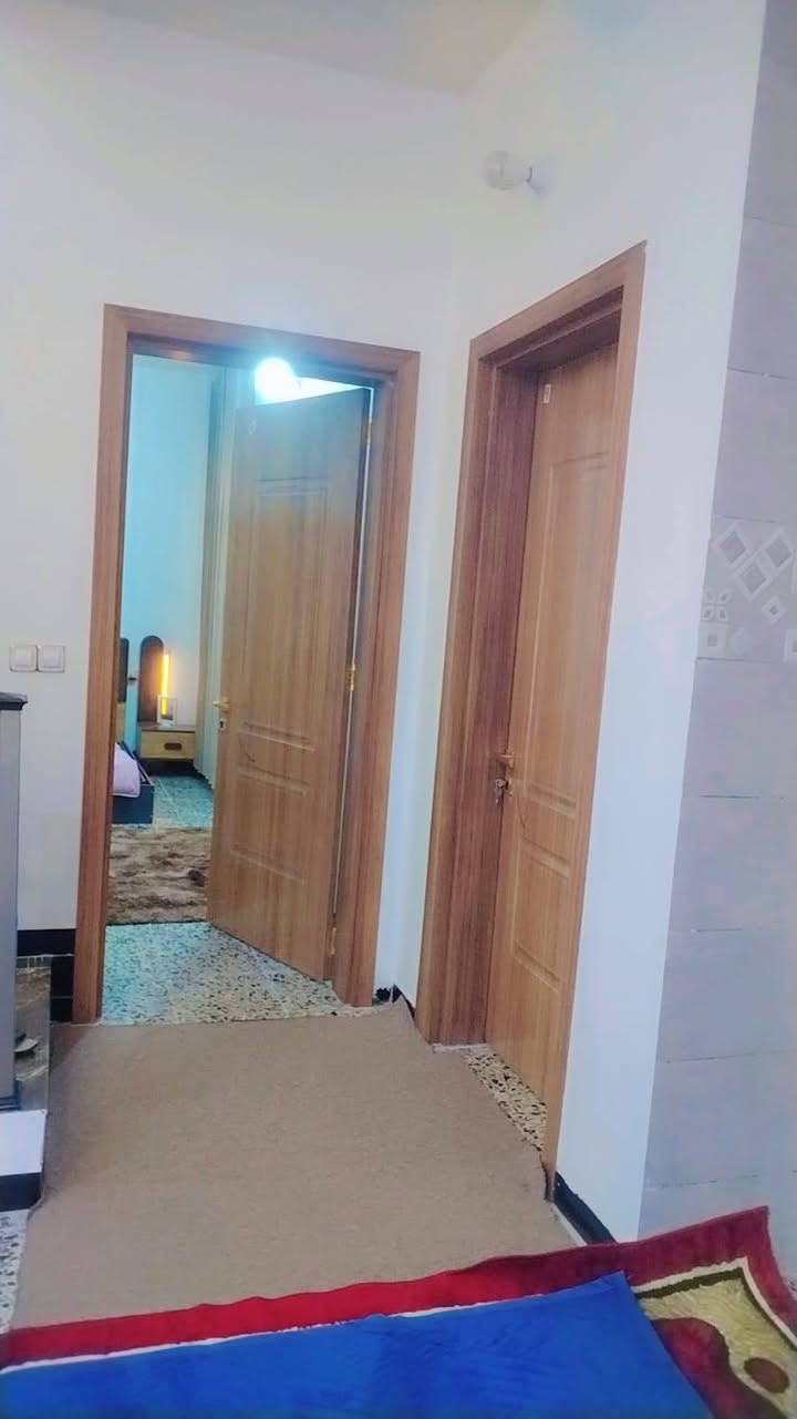 السلام عليكم
دار للبيع في المدائن حي التصنيع قرب مدرسه الرواد
بناء حديث ٢٠٢٦ قبل شهر تقريبا كمل الواجهة خدمات مو بيوت مربع ذهبي معروف بتصنيع غرفتين نوم صاله استقبال ٧ في ٤ مطبخ ٤ في ٣ مناور ٢ صحيات داخلي وخارجي فول مواصفات واجهه تشجير مو بيوت يعني واجهتك حديقه
***********
السعر ١٥٠ وبي مجال
