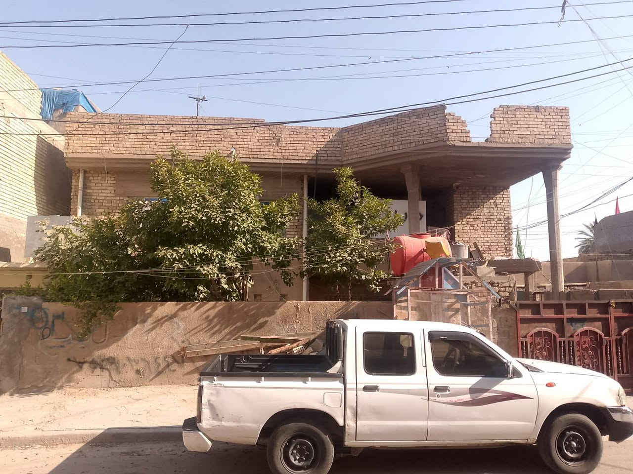 السلام عليكم عندي بيت ركن قريب على شارع العام 300 متر نزال 20 والعرض 15 في بغداد حي الفرات قرب حي جهاد 500  مليون وبي مجال  الرقم ***********
