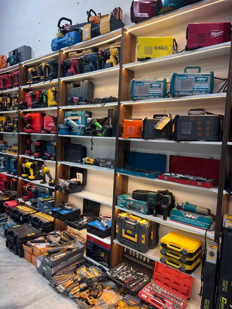 فاترينات للبيع  مستخدمات كلش قليل بعدهن جدد
العرض  80 او اكو 90
الارتفاع 250
عمق الرف 30 او اكو 20
سعر المفرد 45
وذا كلهن وذا كلهن 35 فاتريه احسبهن على 40

العنوان بغداد البياع شارع 20
***********
