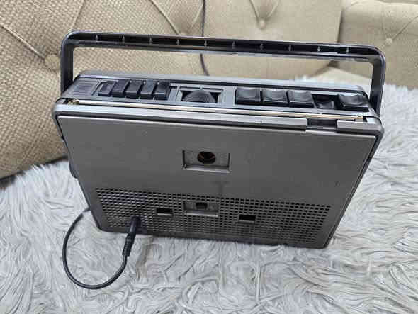 مسجل راديو بلاديوم. لماني. موديل قديم. راديو اف ام كامل ثلاث موجات. كهرباء 220 بطاريات. حجم وسط عدد 4 مكاني سماوه. باله جهاز. شغال على. بلاد. ولا غلطه تقديم وتاخير كله شغال ***********
