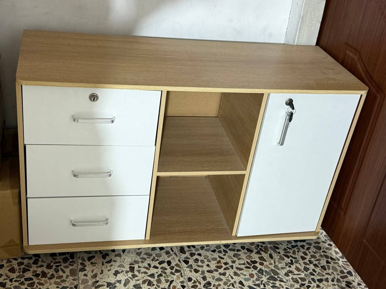ميز جديد للبيع 

السعر ٨٠ الف بي مجال
المكان بغداد البنوك


**إذا كنت صاحب هذا الإعلان وتريد حذفه لأي سبب، رجاءا أرسل رسالة إلى الدعم الفني**