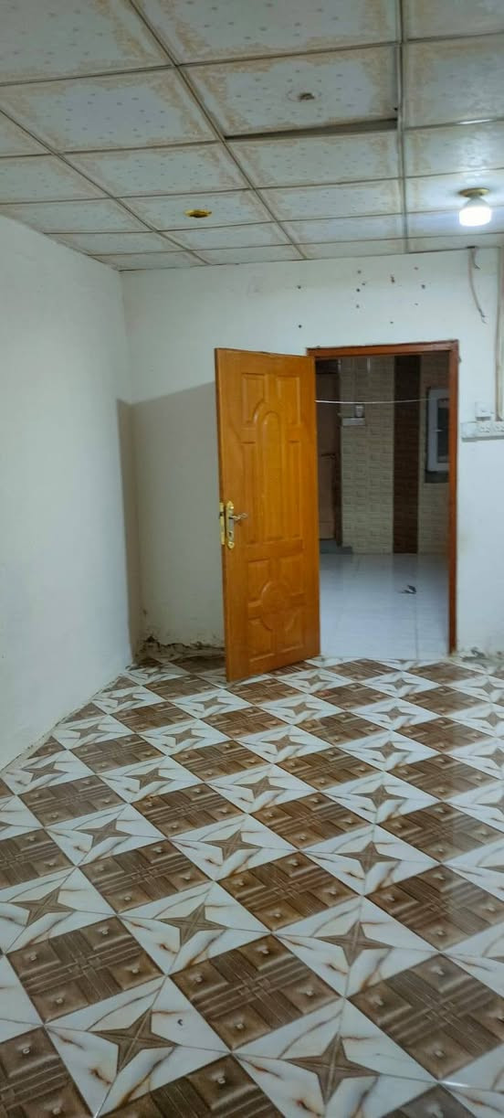 شقة للايجار غرفتين وهول بالاصمعي الجديد طابق ثاني قرب جامع السهلاني على الشارع العام للايجار ب350 تصلح سكن او مكتب او صالون حلاقة 
الاستفسار الاتصال على الرقم /***********

