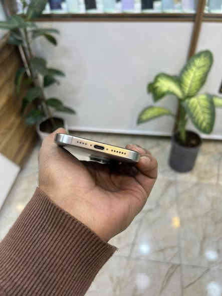 السلام عليكم 
15 برو ماكس 
ذاكرة 256
بطارية 90
ماستر شرق اوسط 
نضيف جدا 
فقط هذه النقطة السوده بالشاشه ما ماثره ولا تكبر
الجهاز أخذته اول ما نزل من جان بطاريه 100 رح يصير سنه تقريبا والنقطه نفس حجمها 
سعر 950 بي مجال 
تواصل ***********
