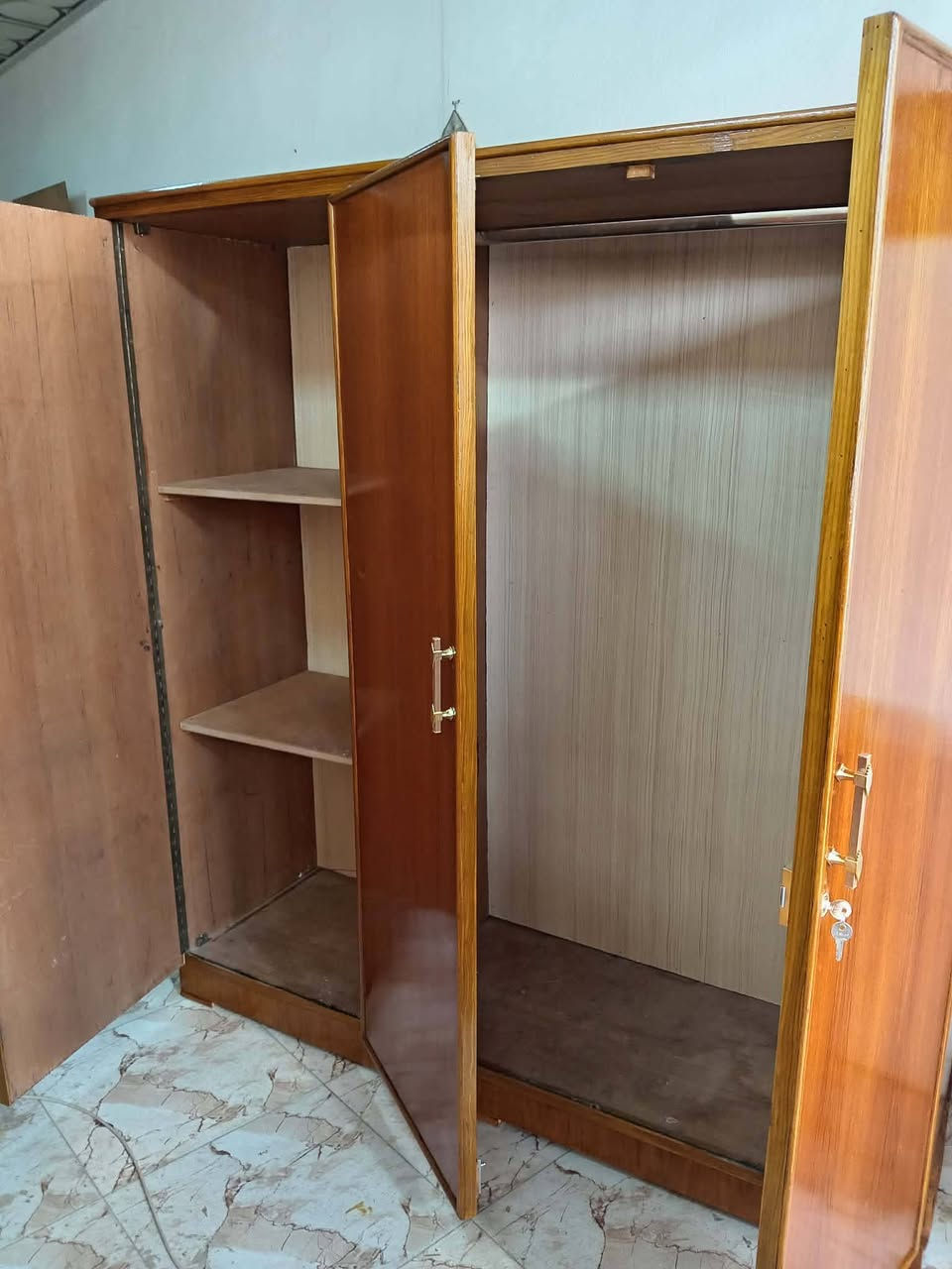 كنتور مستعمل ٣ ابواب 
داخل خارج صاج 
ظهر جمبر ،
نظافته مبينه بالصور 
العنوان موصل جانب الايمن 
استفسار اكثر الاتصال على الرقم ***********
