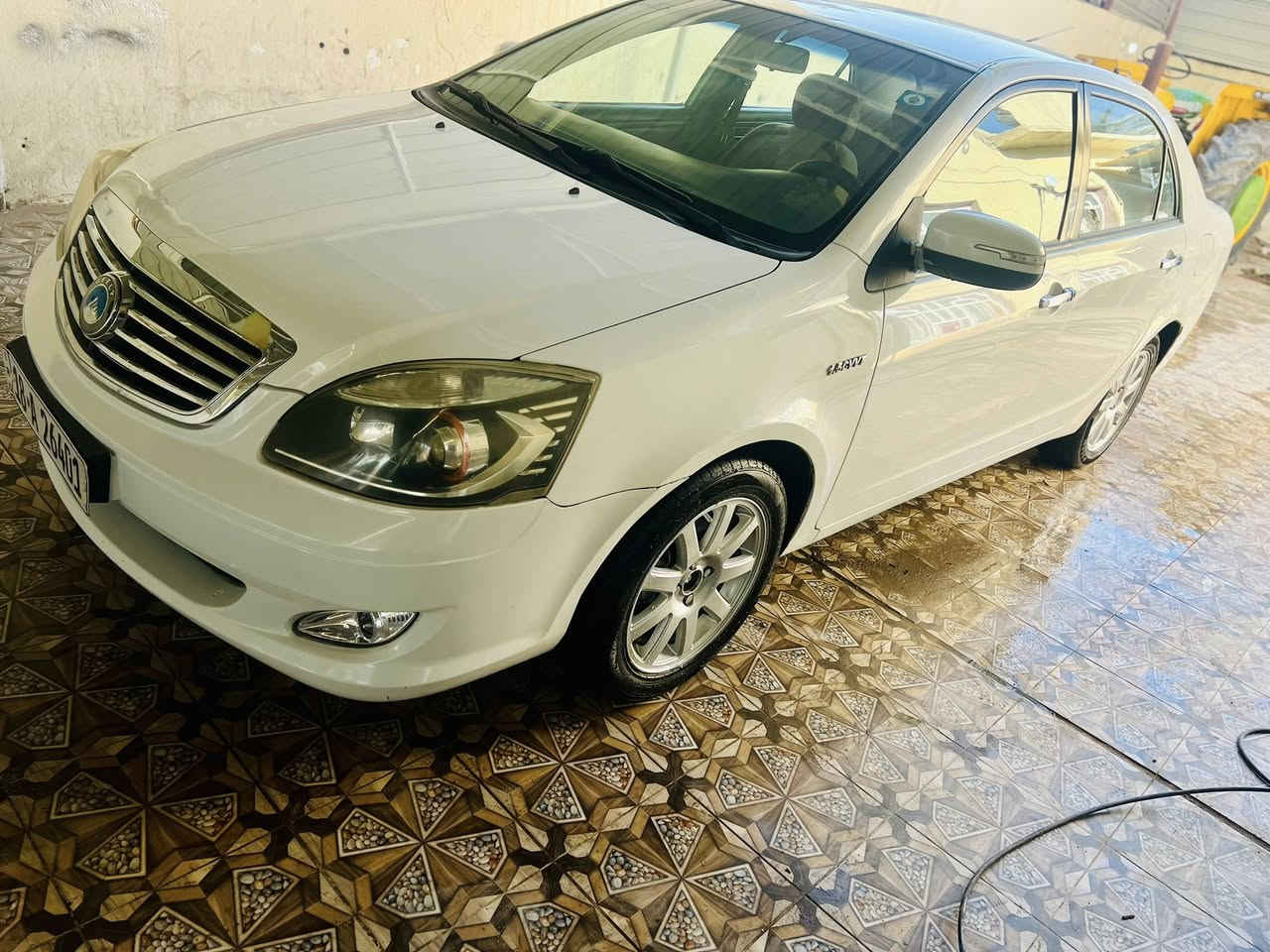 السلام عليكم
جيلي موبل موديل 12رقم إنكليزي بابل مصفرها غرامات 

السياره مكفوله لا صبغ او لا تبديل او لا ضربه نضيفه كلش 

مكينه او كير مكفولات حداديه جديده تخم تاير تبريد تدفئه 

مكان السياره بابل حي الجزائر السعر 63او بيها مجال 
رقم الهاتف ***********
