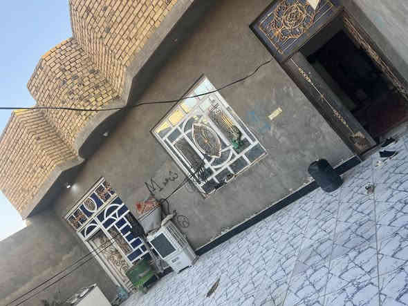 السلام عليكم بيت للبيع منطقة الصخيين نزلت حسينية الامام الغائب المساحه 300م متكون من غرفتين وصاله واستقبال ومطبخ وكراج السعر((95مليون))وبي مجال قليل للاستفسار اكثر الاتصال ؏ رقم صاحب البيت ***********
