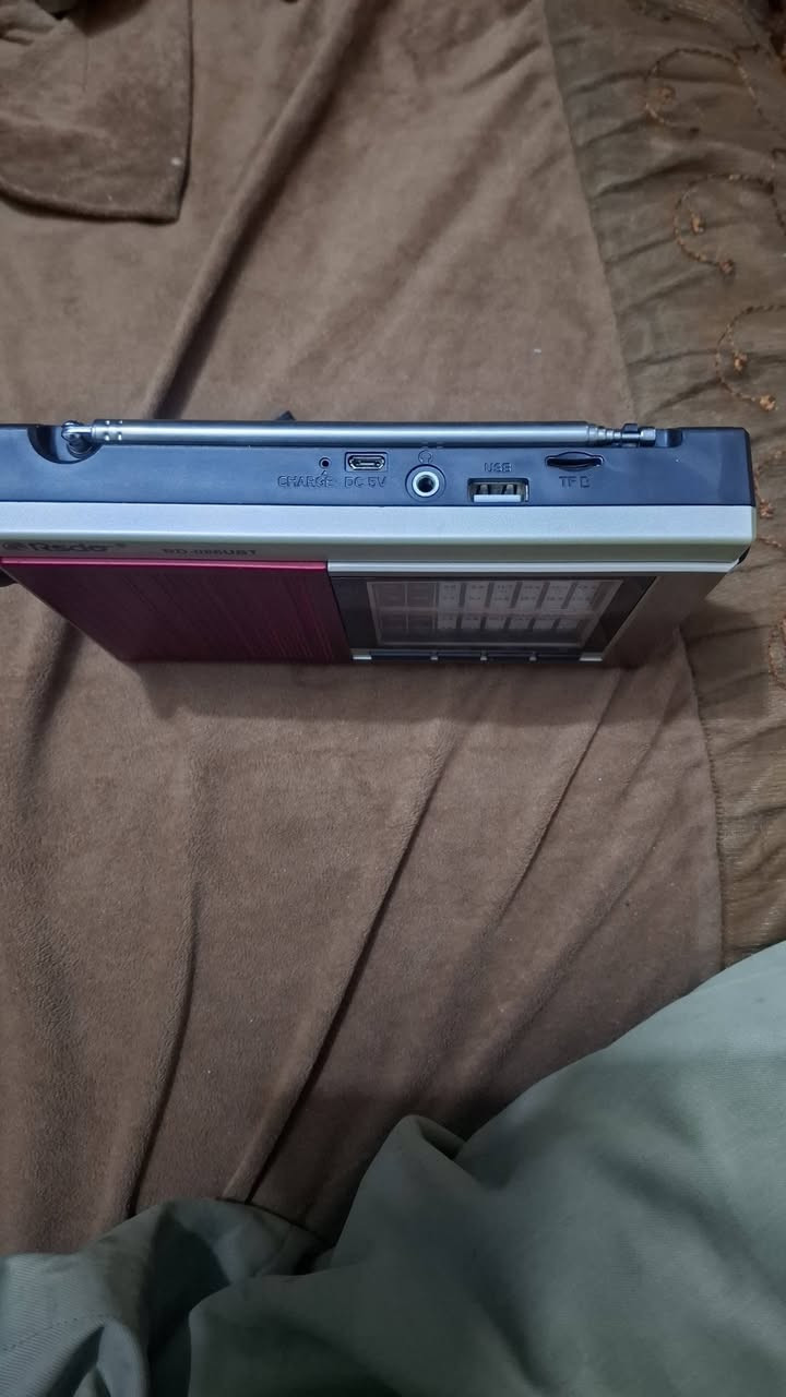 للبيع راديو ثمانيه موجات مع موجه FM  يشتغل بيه رام وفلاش ويكنك عالموبايل جديد بالكارتونه الاتصال ***********
***********
