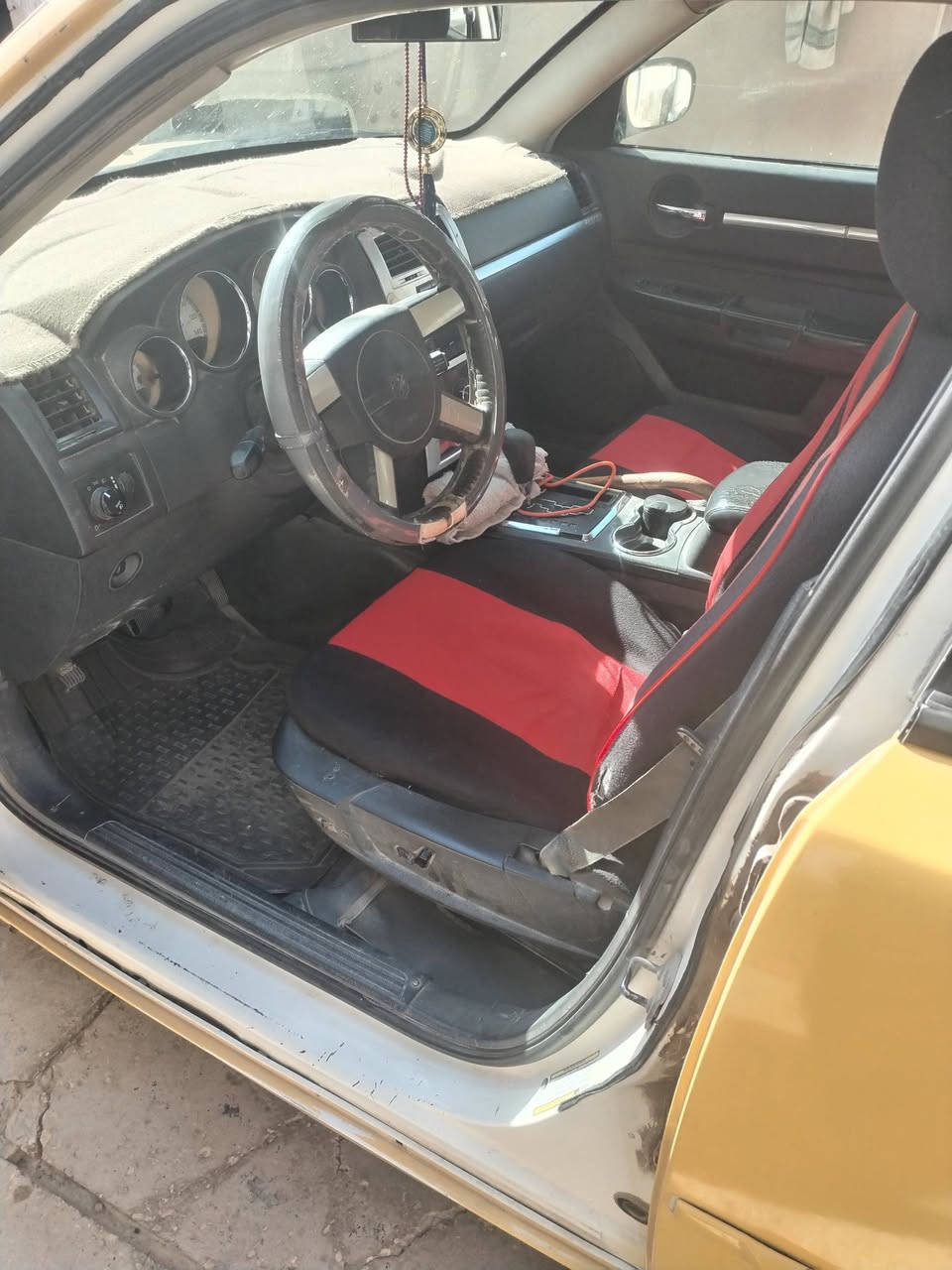 السلام عليكم. جارجر ٢٠٠٩.اصل رقم ذي قار. كير ومحرك كفاله السياره جاهزه للعمل وكشر.. كدامك بالصوره تحويل مباشر.. السعر ٨٥..وبيها مجال حك الجيه.. الاتصال. ***********
