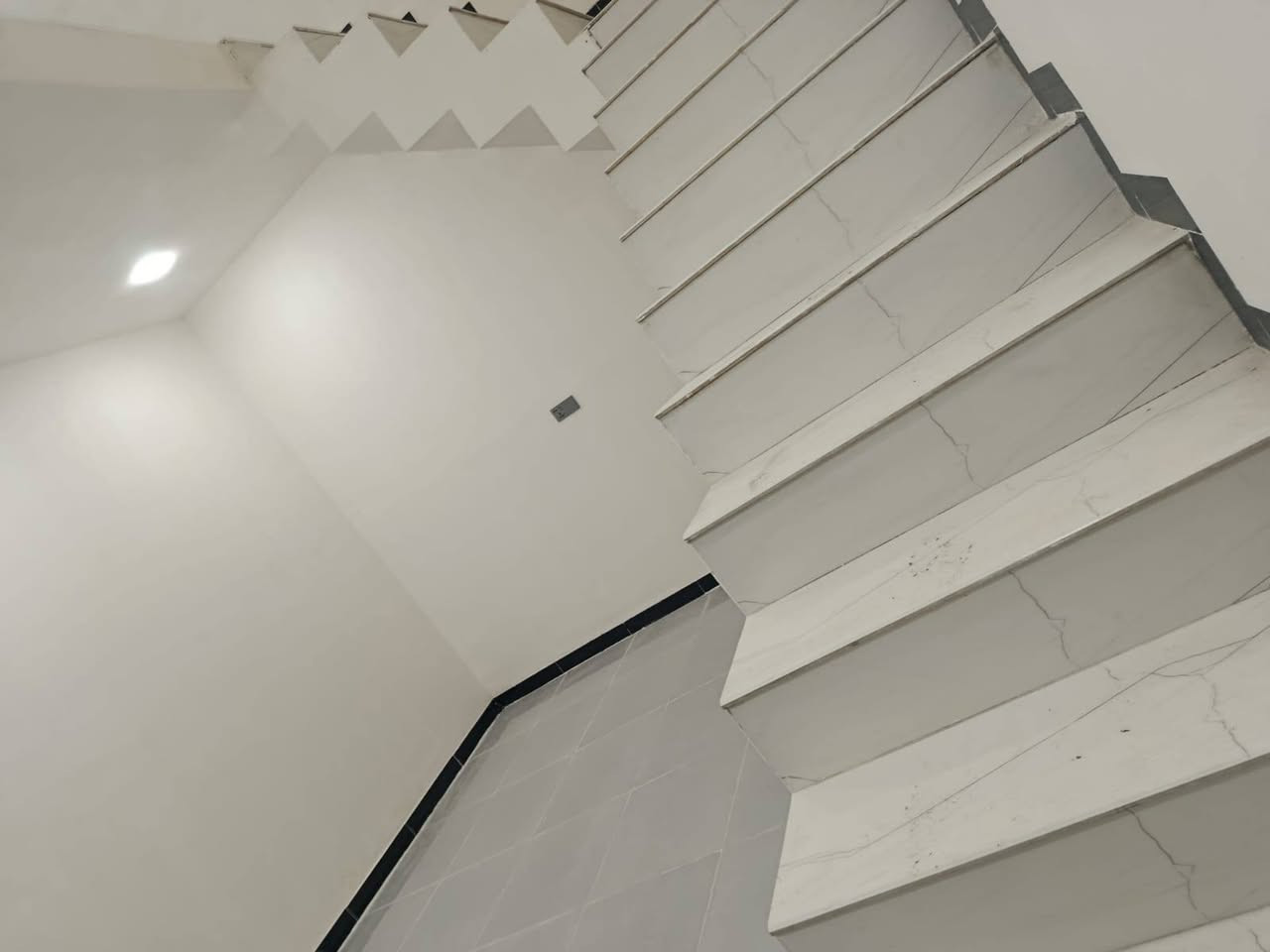 الدار للبيع ورديه داخل قرب سيد موسى تقسيم جديد كافه الخدمات ماء كهرباء تبليط اناره بيت جديد مامسكون مساحه 170متر غرفتين نوم صاله مطبخ مجمع صحيات كراج سيارات إستقبال حديقه داخليه وخارجيه بناء حديث طابو زراعي باسمنه سند25////***********للاستفسار السعر117وبي مجال أن شاء الله
