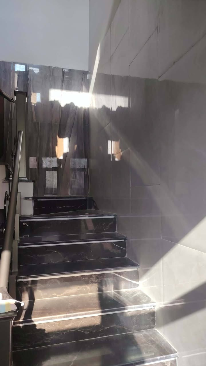 بيت بناء 2025 مساحه 150 وجها 7.5 خدمات كامله الشارعين مال سيد هاشم خلف دائره كهرباء زراعي اول فرع عن شارع طابق الاول متكون من كراج+صحيات+استقبال+مطبخ+صاله+غرفة نوم سويت 
الطابق الثاني 3 غرف نوم+حمام+خدمات اي نقص مابي بناء شركه فول *********** تصل السعر 215 وبيه مجال
