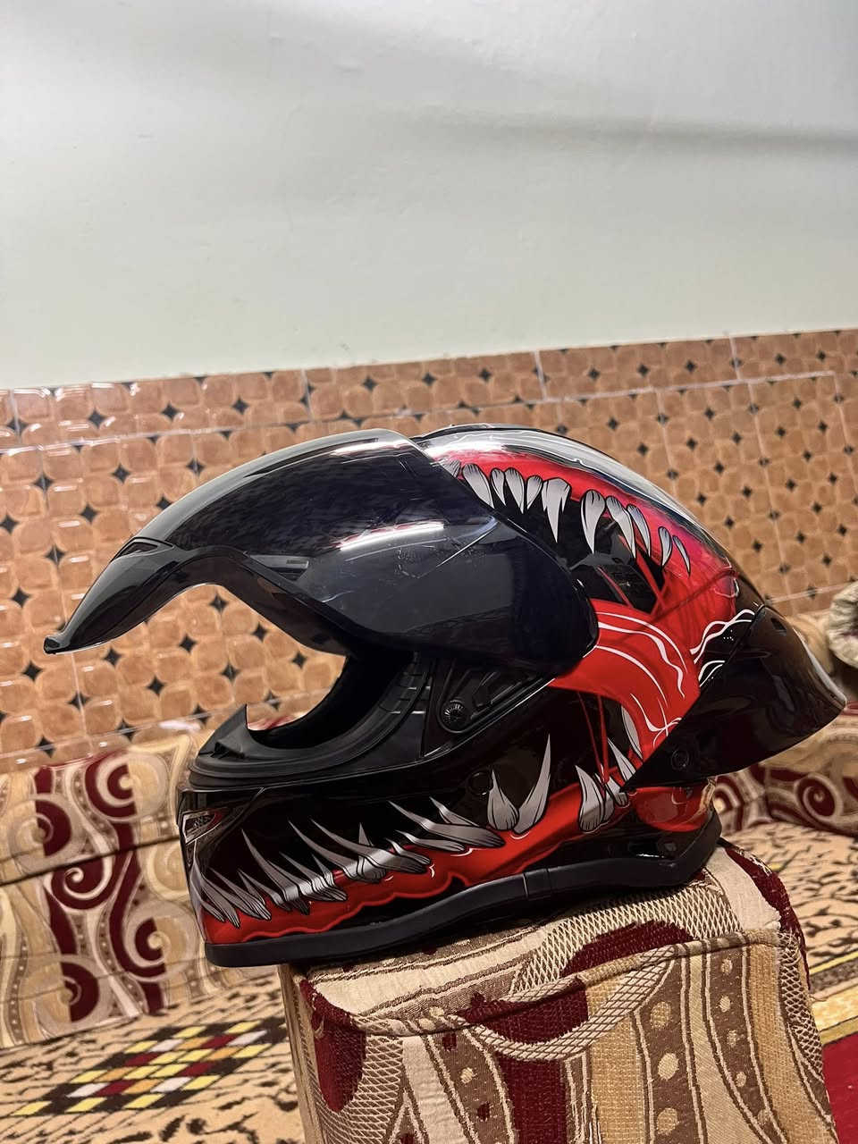 للبيع خوذه كامل ملحقات كارتوهنا موجود داخله دورة حمايه (DOT) حجم الخوذه XL سعر 80 بيها مجال بسيط مكاني القرنه رقمي *********** الي ما يعرف بيهن لا يتعبني
