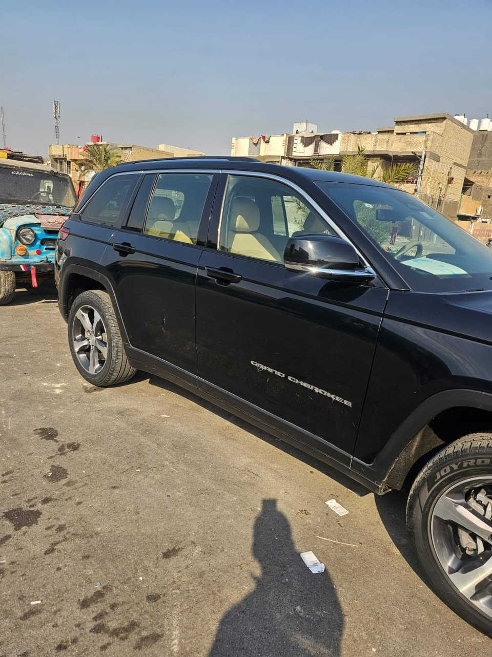 جيب كراند شيروكي 5 راكب لمتد بلص
الموديل: 2023 (خليجي) رقم بغداد
 
المحرك: ‎  V6 3.6L
العداد: (20 الف كيلو) 
المواصفات:
* دفع رباعي 4x4. 
* رادار امامي مع مانع تصادم. 
* تحذير الخروج عن المسار . 
* تحذير النقطة عمياء ⚠ .
* نظام تحذير عند التقاطعات.  
* نظام تقليل الضجيج داخل المقصورة. 
* إناره محيطيه
* شاحن موبايل وايرلس. 
* تعديل وضعيات مقود السائق كهربائيا. 
* مرايا تعتيم ذاتي. 
* نظام الصوت من الپاين 10 سماعة. 
* ويل قياس 20 انج.
* سقف بانوراما.   
* شاشه كبيرة 10.1 انج . 
* نظام الخرائط (GPS).
* لوحة القيادة بقياس 12 أنچ. 
* كير شفتر بالستيرن. 
* كاميرا محيطية 360 درجة. 
* 4 كاميرات خارجية مع بخاخات ماء للتنظيف. 
* كاميرا للمرأة الداخلية. 
* المصابيح الأمامية LED.
* كشافات الضباب LED. 
* دخول ذكي. 
* بصمة على 5 ابواب للدخول الذكي. 
* تشغيل عن بعد.
* الصندوق الخلفي كهربائي.
* فرش المقصورة الداخلية من الجلد الفاخر.
* ذاكرة لحفظ وضعيات الجلوس للسائق. 
* المقاعد الأمامية كهربائية.
* المقاعد الأمامية تبريد وتدفئة.
* المقاعد الخفية تدفئة.
* ستائر للشبابيك الخلفية.
* حساسات امامية. 
* حساسات خلفية. 
* 5 راكب.
* مكيف خلفي مع وحدة تحكم منفصلة. 
* تدفئة ستيرن. 
* مانع تصادم خلفي.
* بلوتوث تلفون. 
* محدد سرعة. 
* نظام التشغيل والاطفاء الاوتوماتيكي ( Auto Start System ).
*ب390 بيها مجال قليل 
بيها فقط طخه كلش صغيره موضحه بأخر صوره الباقي كفاله عامه
***********
***********
