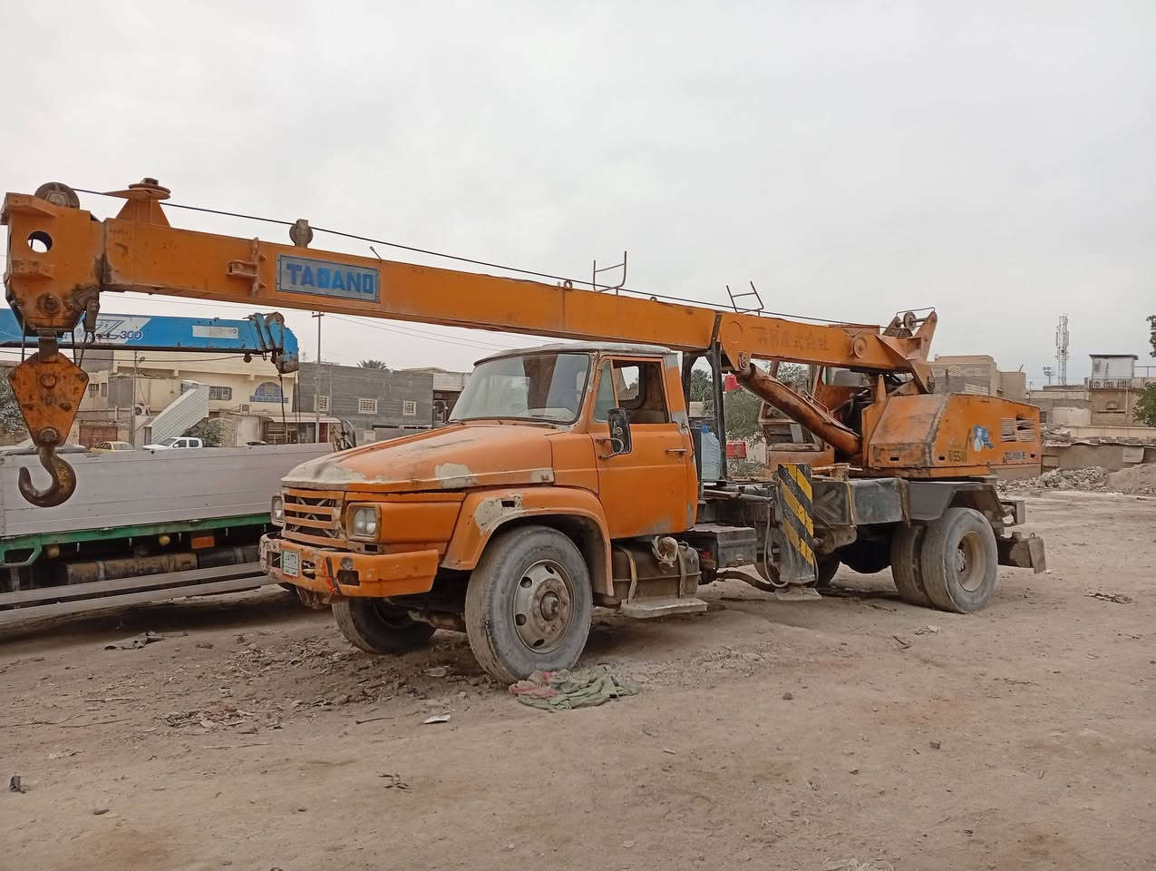 السلام عليكم للبيع كرين تادانو نيسان رقم بصره الماني سياره تحويل موديل 76 سياره مكفولة كفالة عامه طخم تاير جوبلس بريك هوا محرك مو سوبر عادي محرك جديد لا يدخن ولا يبخر شاصيها مكفول سلايت واحد بلادي كرين  جاهز للشغل 
باتريات جدد شراي اتصل على ارقام الموجوده وانا بل خدمه انا مكلف بالنشر مكان السياره البصره الزبير السعر على الاتصال 
***********
***********
ابو حسين
