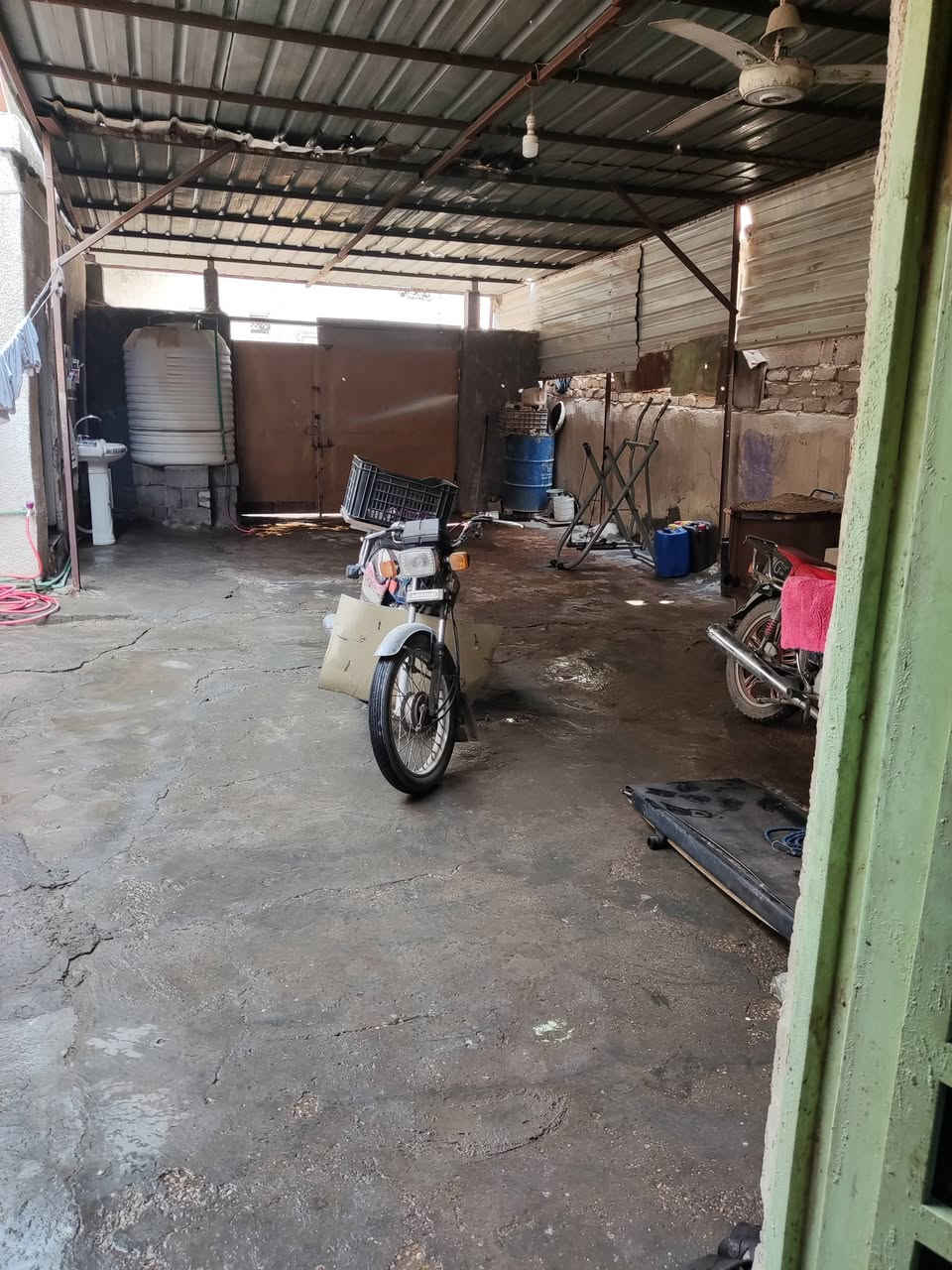 بيت للبيع مساحة 200م السعر 125 مليون قرب مدرسة المعرفة شارع سيد راضي يحتوي البيت على غرفتين وهول واستقبال  ومطبخ وصحيات بناء اعكادة باسمي هذا رقمي ***********
