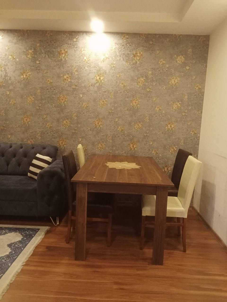 شقه للايجار للبيع المنطقه الذهبيه اربيل 
مجمع لايف تاور 
غرفه صاله مؤسس 
سعر ٣٥٠$
الاستفسار على الواتساب 
***********
