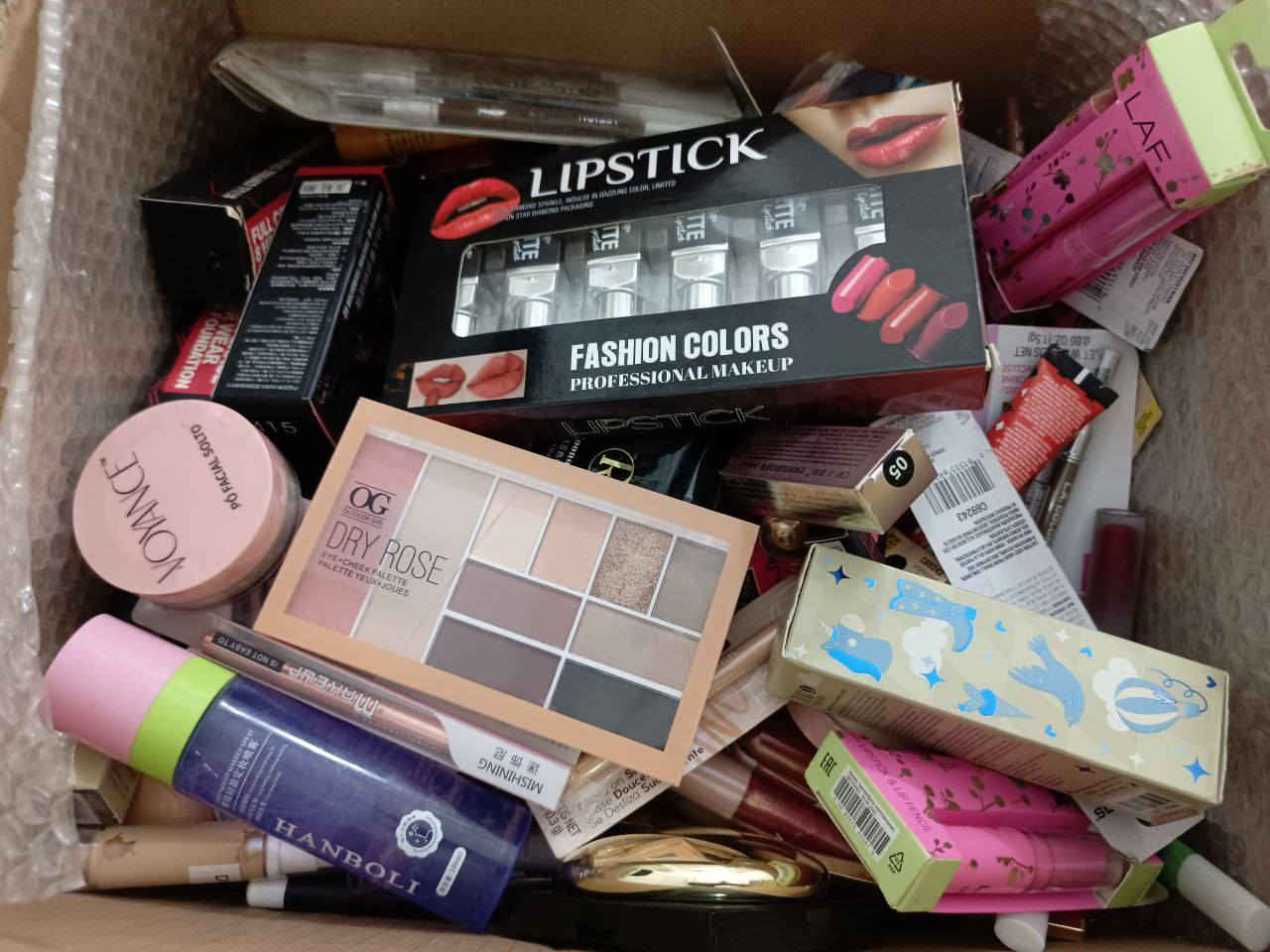 عرض على اخر كارتونة مكياج اصلي
الكارتونة بيها اكثر من 200 قطعة 
سعر الكارتونة 100 الف و التوصيل مجاني
لحجز الكارتونة ***********
