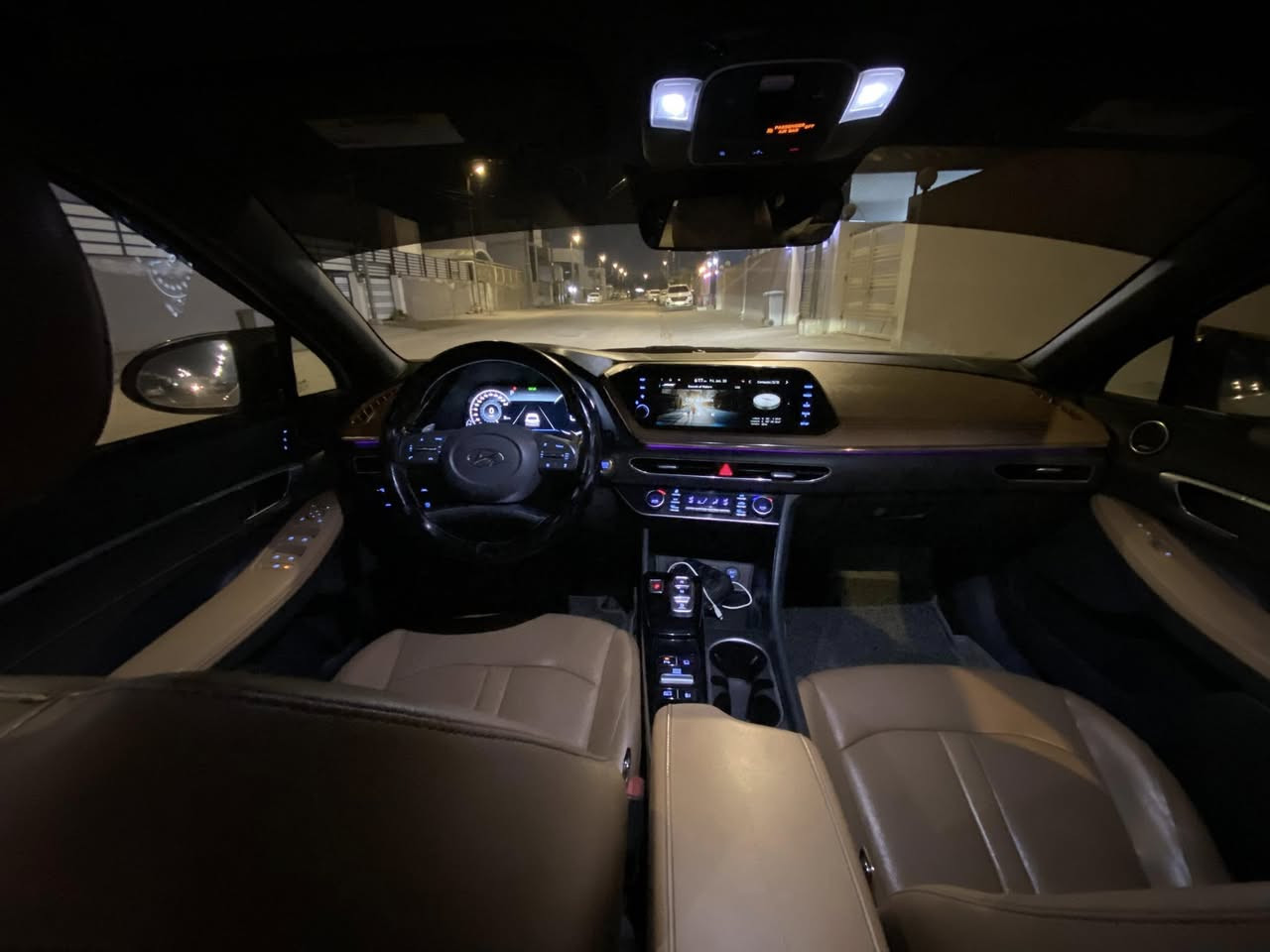 السلام عليكم

سوناتا  2020 لمتد فول 1/1
لون ابيض صدفي ودواخل  جلد عسلي

مواصفات معروفه كامله من كلشي
( اوتو بارك / حساس اجتياز جانبي / مري شفط/نقط عمياء / رادار/ اوتو ستوب/ كامرات ٣٦٠ درجه / شفتات بالسترين/ كشتات  والستيرن تدفئه تبريد / مساج / شحن واير ليس /كرسي السائق والراكب كهرباء /بنوراما /
السياره تتحرك على الريمونت)
وارد امريكي السياره نظيفه حيل وماناقصها شي 
رقمها بغداد
مكانها نجف
السعر 180$

للاستفسار هذا الرقم بي واتساب
***********
