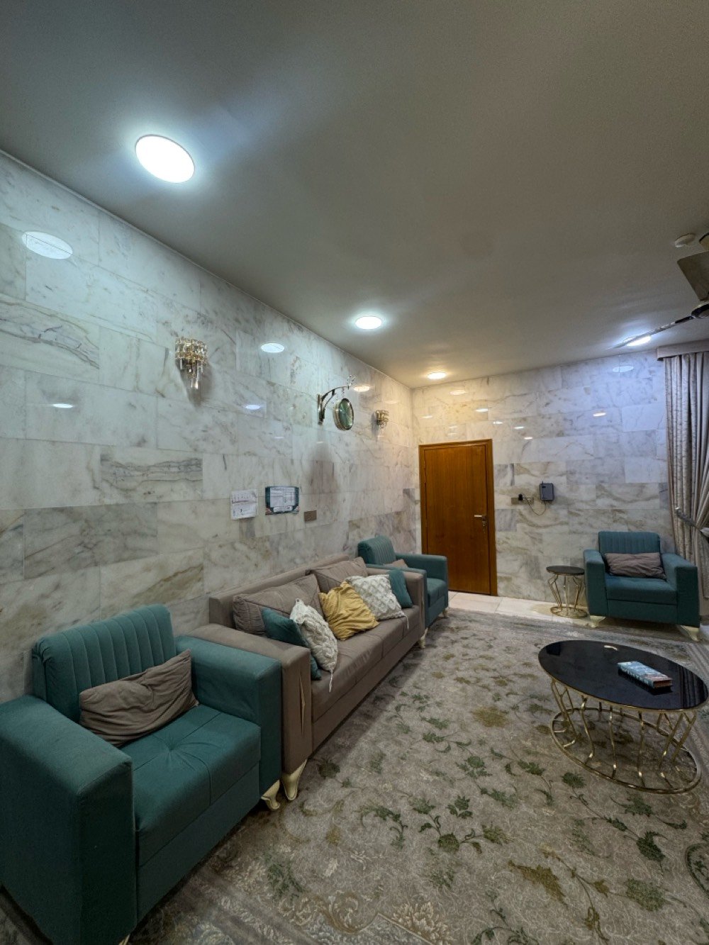 تخم عشر مقاعد نظيف واستعمال سنة / نجف مجمع الزهراء 

عرضنا صالة متميزة تجمع بين التصميم العصري والأناقة. تحتوي الصالة على كراسي مفردة بلون أخضر مائي مع طاولة جانبية راقية، بالإضافة إلى قنفة ذات تصميم مريح وأنيق. الحائط مغطى بالرخام الفاخر مما يضيف لمسة من الفخامة والتميز. السجاد بألوان متناسقة يكمل جو الغرفة بشكل رائع. مناسبة للعائلات التي تبحث عن الراحة والتميز في ديكورات منازلها.