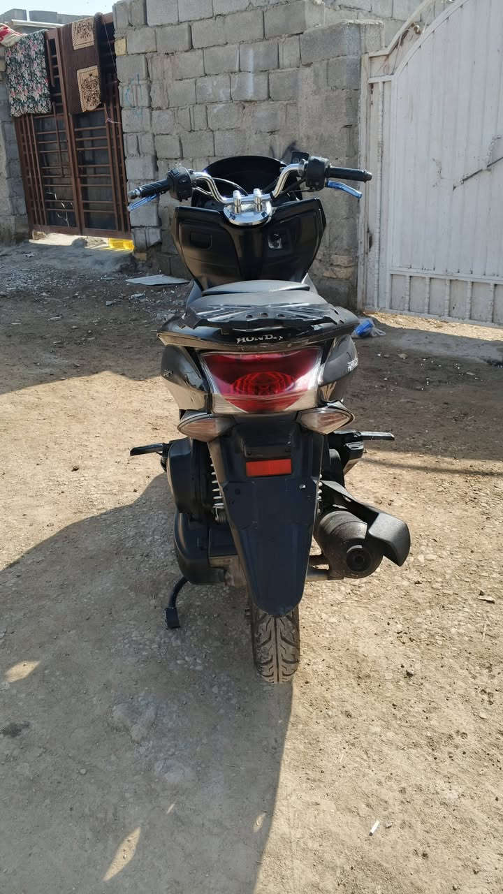 دراجه بس سي اكس pcx جيل اول ياباني 🇯🇵 مجفته تجفيت شركه  اكسل مكفول شلعه ومعدل تخم تاير جديد حساس ستان شغال كهربائيات كله شغاله السعر 1100 مليون وميه للاستفسار *********** واتساب
