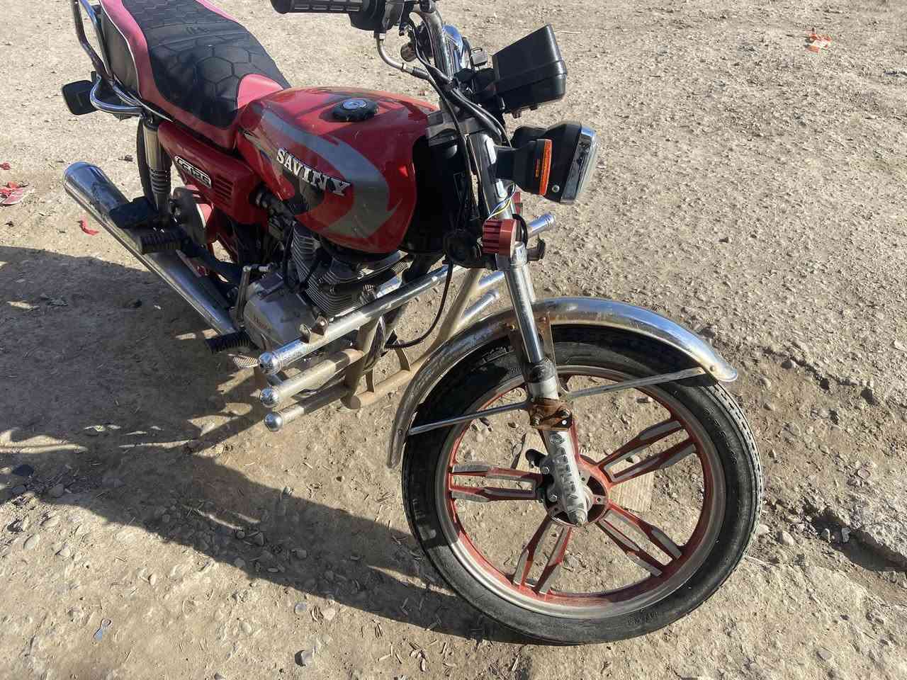 السلام عليكم دراجه سيفون ختم موديل 21نظيفه محرك بلادي صالنصه رياضي مابيه أي خلل السعر 450 وبيه مجال مكان ديالى طريق دلي عباس قريه  سراجق ***********
