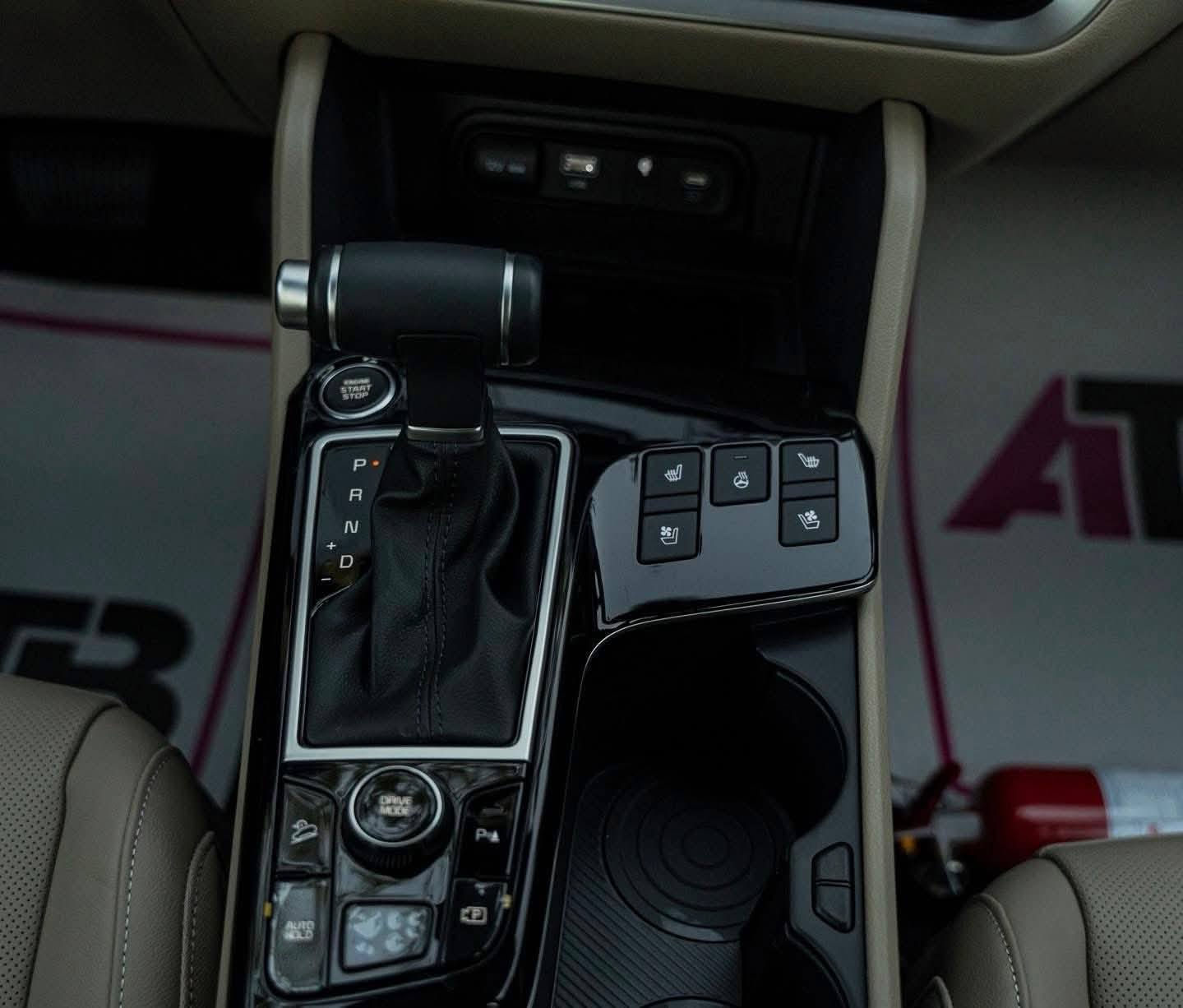 كيا سبورتج 2025 كامل مواصفات
السيارة نفس مواصفات الجيتي لاين
ماشية 11 الف  استخدام شخصي على وضع الشركة 

• فول مواصفات 1/1  أهم المواصفات للسيارة
❗️محرك 2.0
❗️بانوراما
❗️بصمة تشغيل
❗️مقاعد جلد وكنتارا  لون بيجي
❗️مقاعد 2 كهرباء
❗️مقاعد تدفئة و 👈(تبريد) 
❗️صندوق كهرباء
❗️ تبريد قطعتين
❗️ تشغيل عن بُعد
❗️ مانع انزلاق
‏❗️ Auto Hold
❗️ زر للتحكم بالحساسات
❗️ تحكم بالإضاءة
❗️ مري شفط مع نظام ترحيب
❗️شباك بيانو بلاك
❗️حساسات عدد8
❗️سايد بريك بصمة اوتوهولد
❗️شحن وايرلس
❗️ويل حجم 19
❗️رادار جانبي ( نقطة عمياء) 
❗️شاشة اصلية ابل كاربلي
❗️6 ايرباك وبعد بيها هواية مواصفات
اخوان ركزو بالمواصفات زين لان فرق بالسعر هاي السيارة تبريد كشنات ونقطة عمياء

مكان السيارة بغداد الاعظمية 
هاتف *********** 

❗️ضمان 5 سنوات أو 100,000km شركة نيم
❗️لوحات اربيل باسمي
