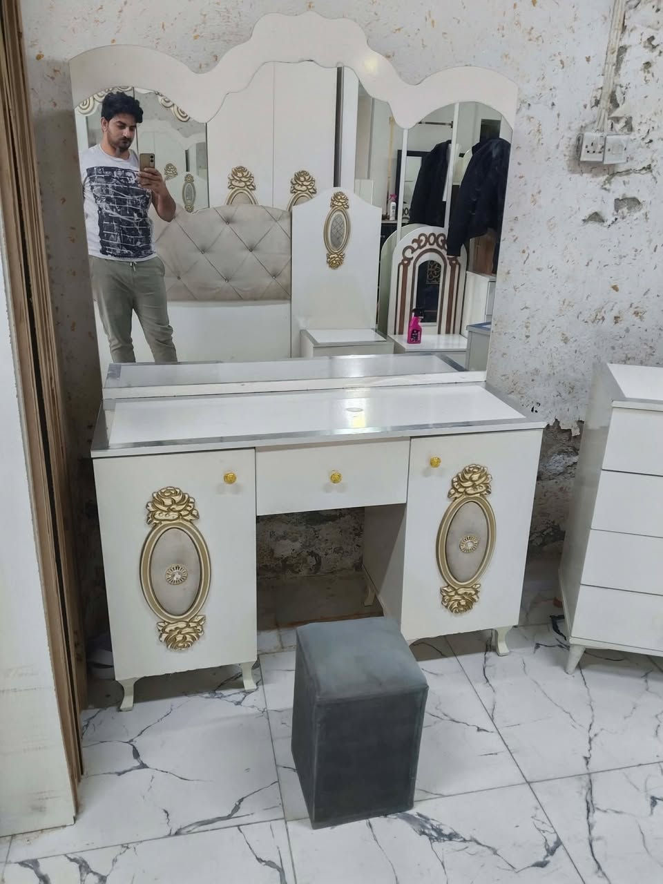 غرفة تركي 9قطع نظام ابواب ❤ ✨
نظافة 95 / 100 ❤✨ 
السعر 600 مع الشد 🪛ونقل 🚙
داخل بغداد متوفر توصيل لجميع المحافظات 🇮🇶


**إذا كنت صاحب هذا الإعلان وتريد حذفه لأي سبب، رجاءا أرسل رسالة إلى الدعم الفني**