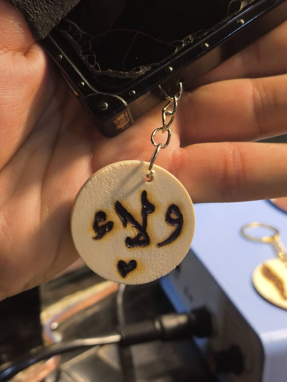 بس ب1000📚♥ ارخص واجمل وابسط  هدية ممكن تشوفها🖌 
🔥 حرق ونقش الأسماء على الخشب ✨

💎 شغلنا نقش وحرق على الخشب بخط اليد بإبداع وحب.
💐 ونكتبلك أرق العبارات على باقات الورد للمحبين، الأصدقاء، المخطوبين، المتزوجين وحتى للزعلانين ✨

📍 العنوان: شارع الطبيب – فرع الأحذية، مقابل صيدلية جوهرة (وسط السوق، موقعنا معروف وسهل توصله).

🎁 خلّي هديتك تحچي عنك وتبقى ذكرى غالية ❤️


**إذا كنت صاحب هذا الإعلان وتريد حذفه لأي سبب، رجاءا أرسل رسالة إلى الدعم الفني**