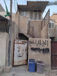 دار للبيع(قطع) في منطقة الشرطه الخامسه المساحه ٧٨ متر يحتوي على صاله و...