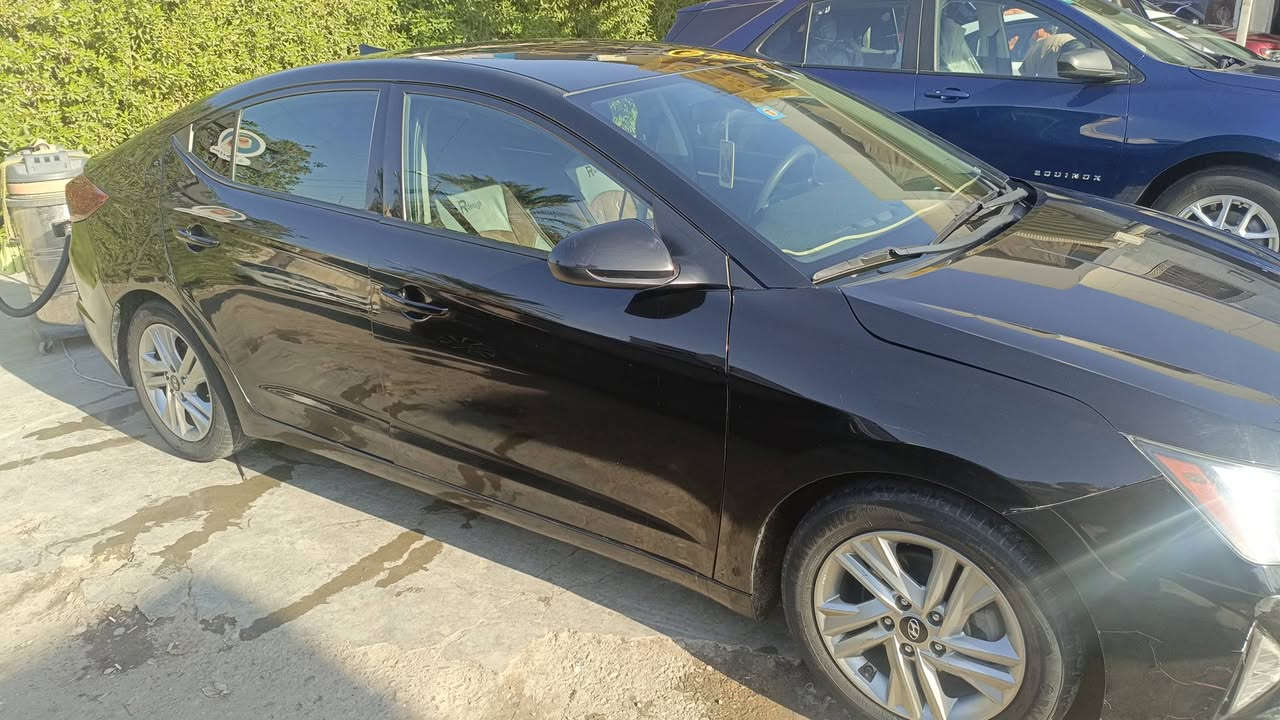 النترا موديل 2020 سليمانيه وارد امريكي حادها قبق جنطه وبيها صفحة اليمنى صبغ اثر شخط مال واحد شريف شخطها من الطول للطول وصبغتها بس بدون حادث سياره كلش جديده ماشيه  40ميل مواصفات تحكمات وحساسات وشاشه ومانع انزلاق وتحكمات 
مكان السياره زيونه موبايل ***********, للعلم ممتواجد ع الفيس الشراي يتصل ويأمر 
السعر 125$
