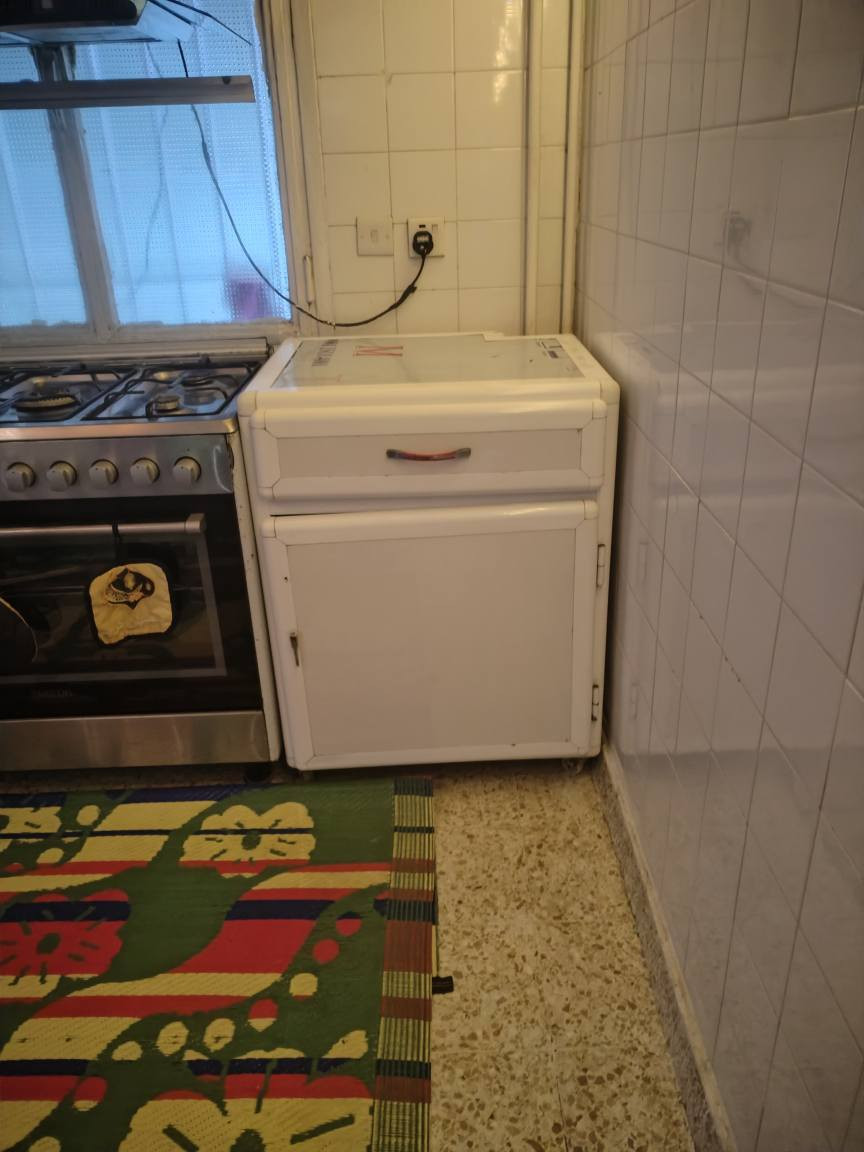 كاونتر 7 قطع ب 400 ومجمده حجم 16 نظيفة كلش ب 220 للاتصال ع *********** كركوك, العراق
