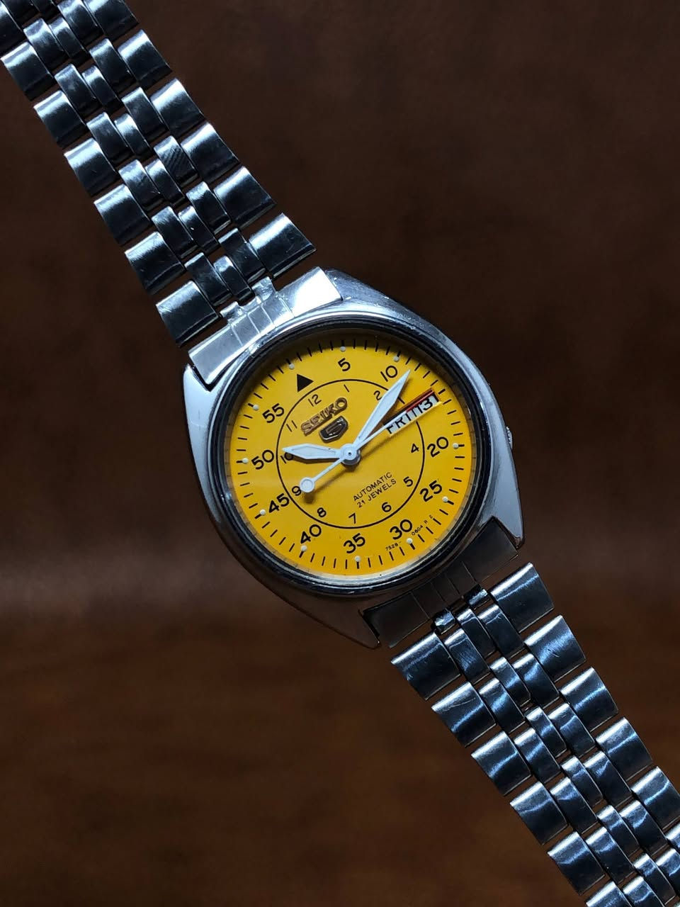 الماركة : SEIKO 5 
الماكنة : أوتماتيك ياباني 
•••••••••••••••••••••••••••••
مادة الصنع : ستانلس ستيل 
الصنع : ياباني 
* مُقاومة الماء 
* منفذ يومي - شهري  " Day Dat "
* تحتوي على 21 حجر
* عقارب مضيئة
* سير حديد غير مستبدل
•••••••••••••••••••••••••••••
السعر : ( 55 ) الف دينار فقط
التوصيل لجميع محافظات العراق 🚕
للحجز والأستفسار دايركت 📥

 #ساعات_أصلي


**إذا كنت صاحب هذا الإعلان وتريد حذفه لأي سبب، رجاءا أرسل رسالة إلى الدعم الفني**