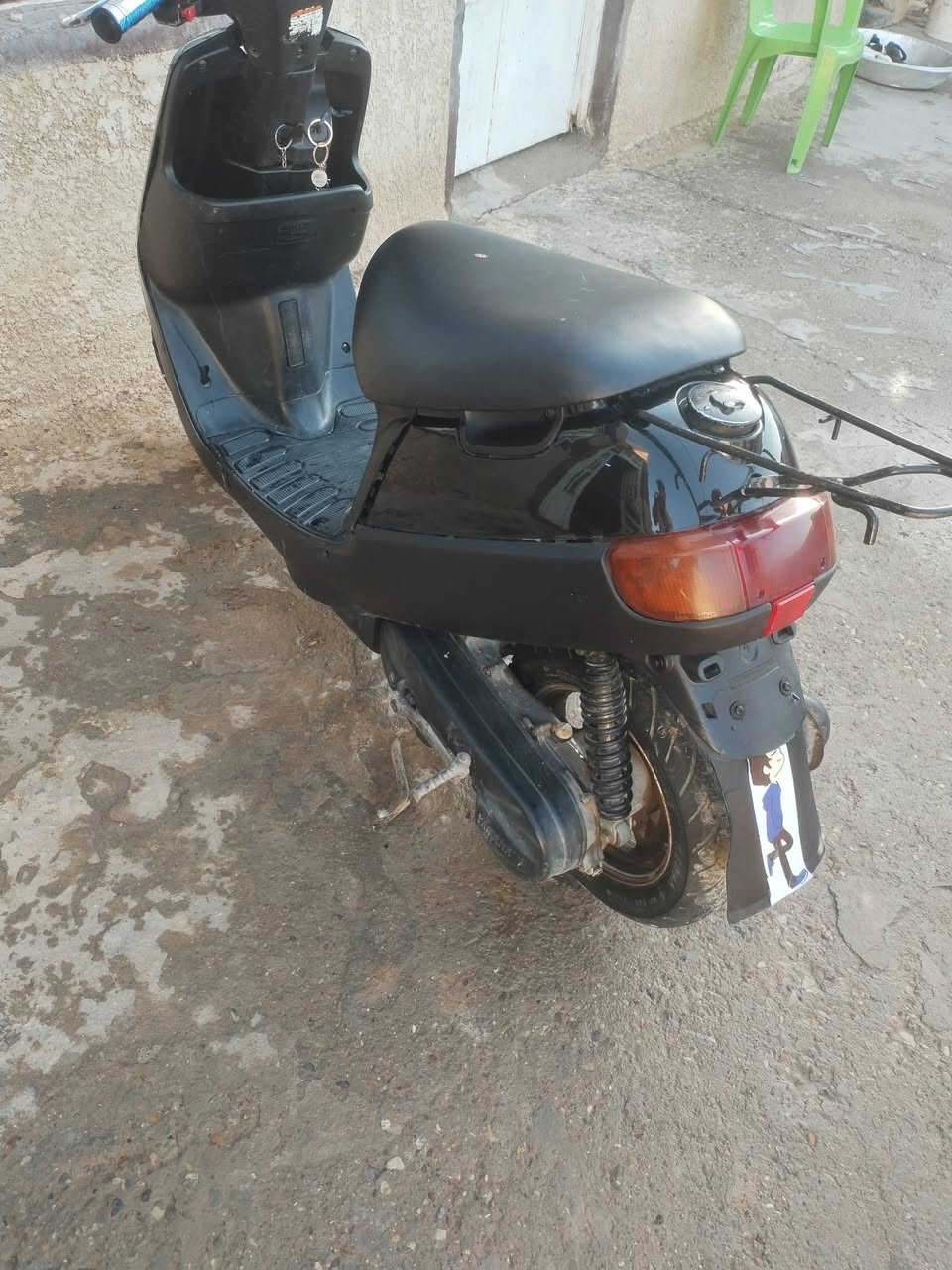 سلام عليكم دراجه بطه للبيع كامله مكمله
مكينه بلاديه ما مفتوحه 
سلف + هندر كله شغال 
الدراجه موديل 2003
الدراجه متعوب عليه اديرله دهن كله 
 الماني
سعره 250 وبيه مجال
دراجه مال جناي ما تعبك (***********) موجود واتساب
